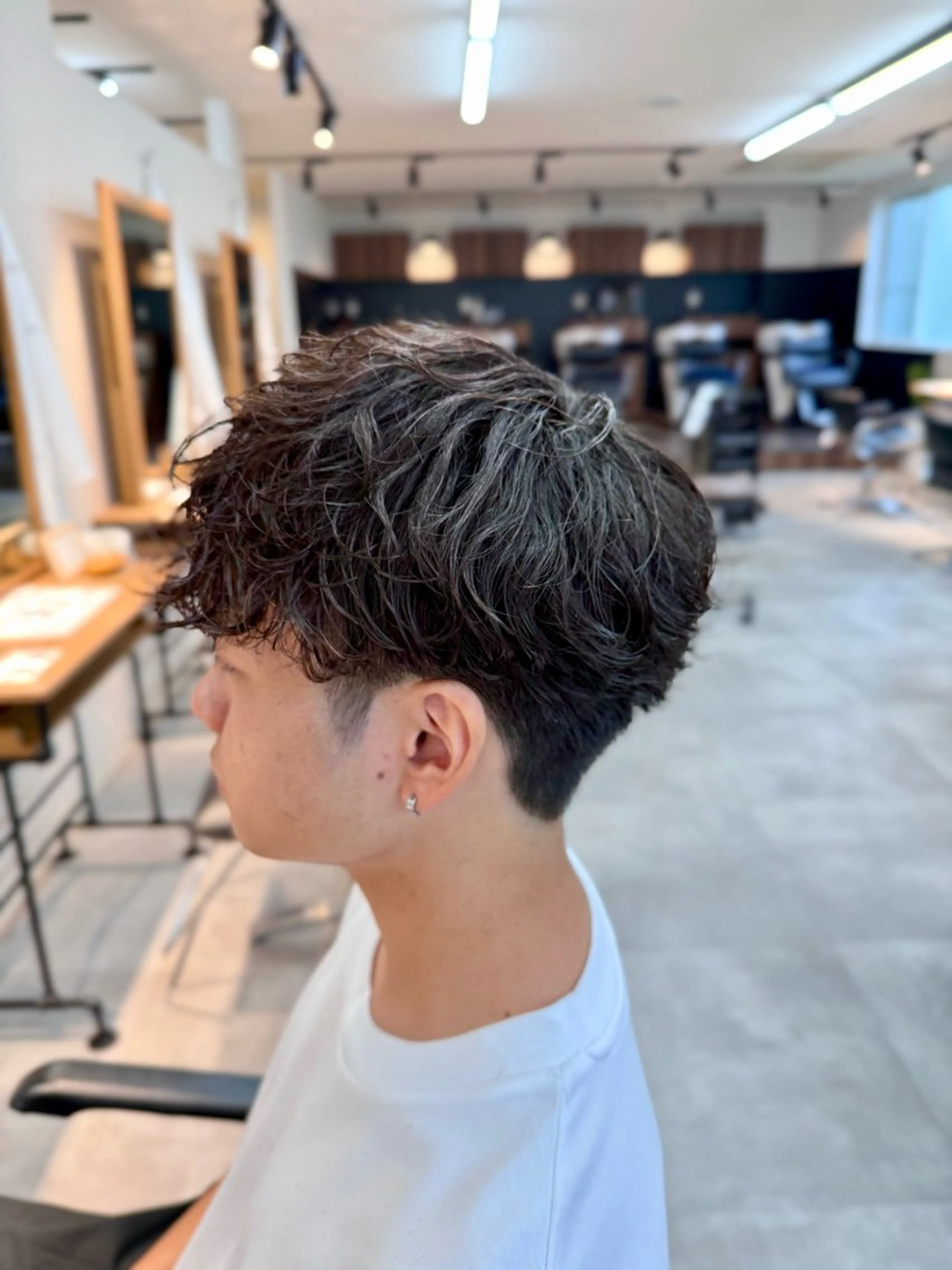 パーマ メンズ センターパート フェザーパーマ メンズ韓国風 メンズパーマ ニュアンスパーマ カット パーマ 韓国スタイル特化 ニュアンスパーマ下田のヘアスタイル