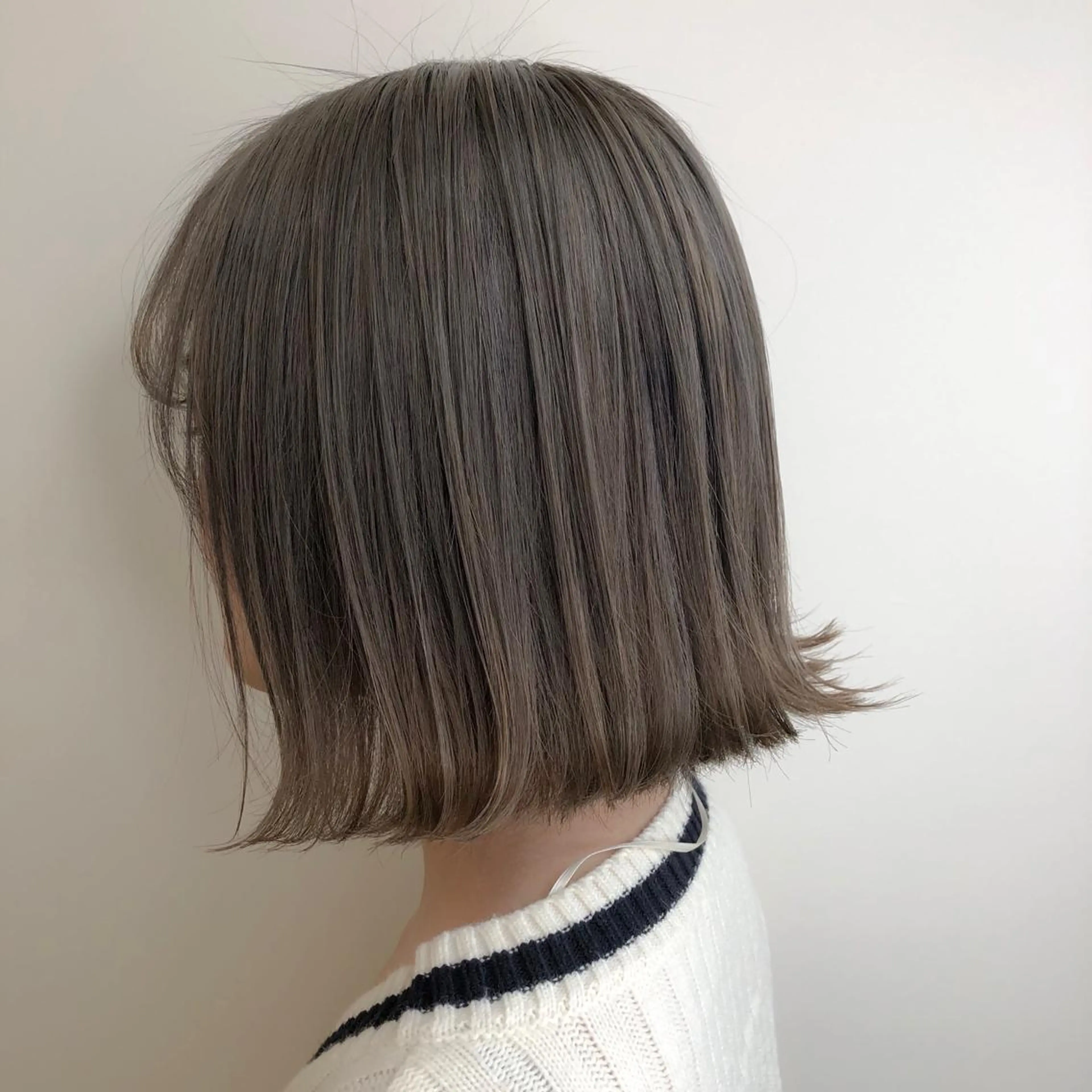 ミディアム カラー ブリーチ ケアブリーチ シルバー 【透明感、艶髪】西村 有司のヘアスタイル