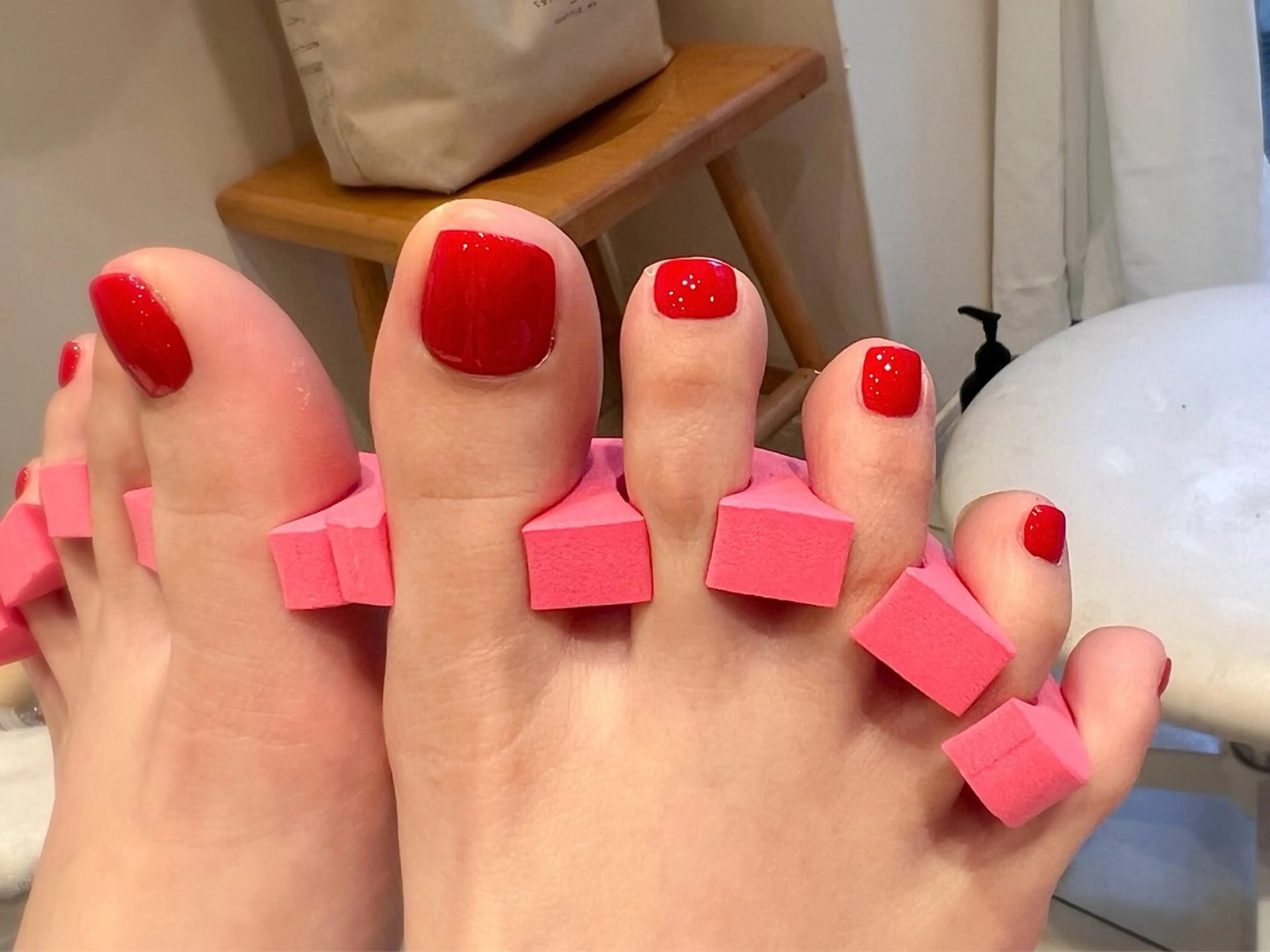 ネイル フットネイル 赤色 tricia表参道店所属・tricia表参道店 杉田 奈々のネイルデザイン