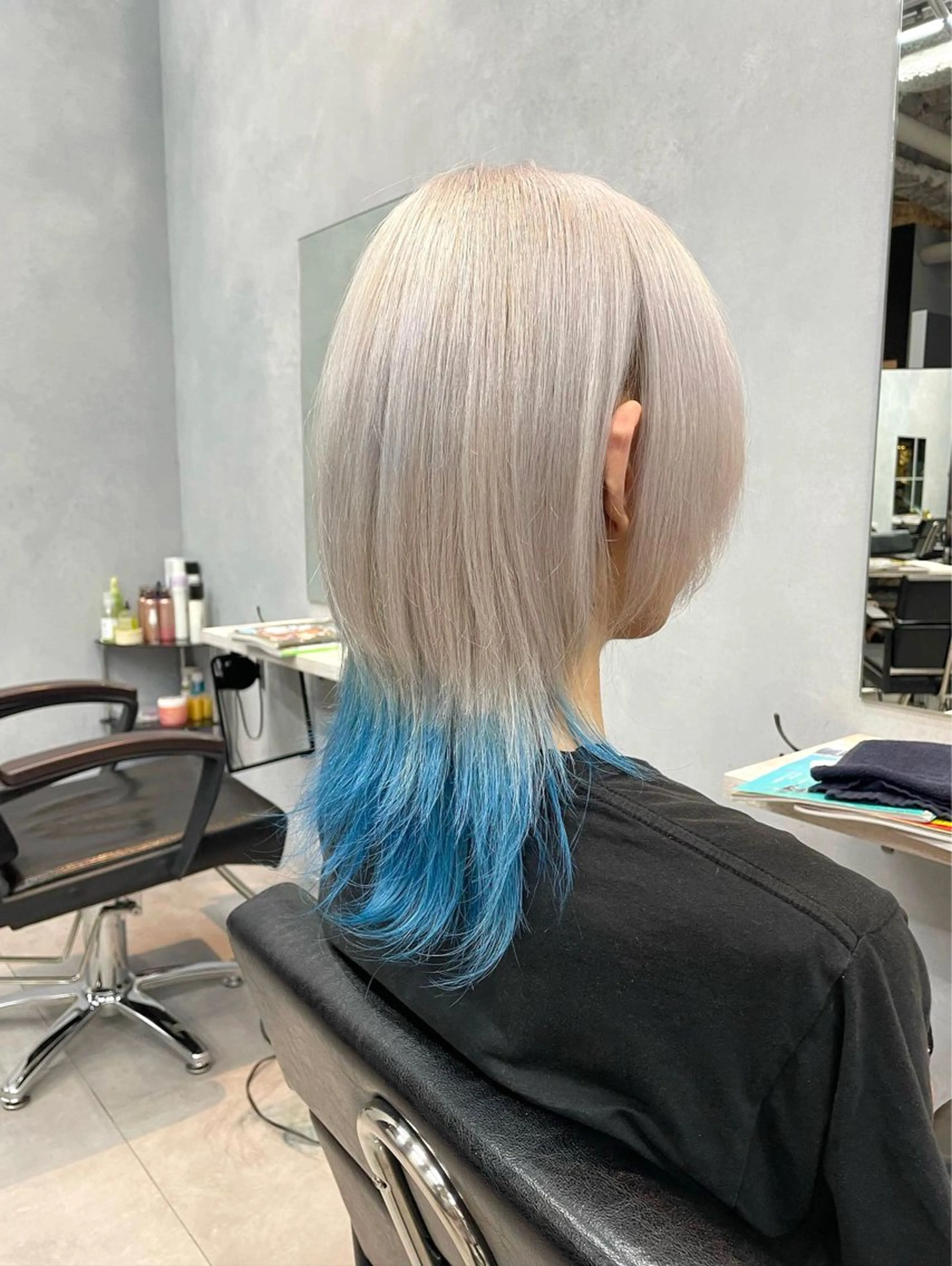 ミディアム カラー ベージュカラー ブルーカラー グラデーションカラー ハイトーンカラー ホワイトベージュ ヘアカラー tomoka 推しカラーのヘアスタイル