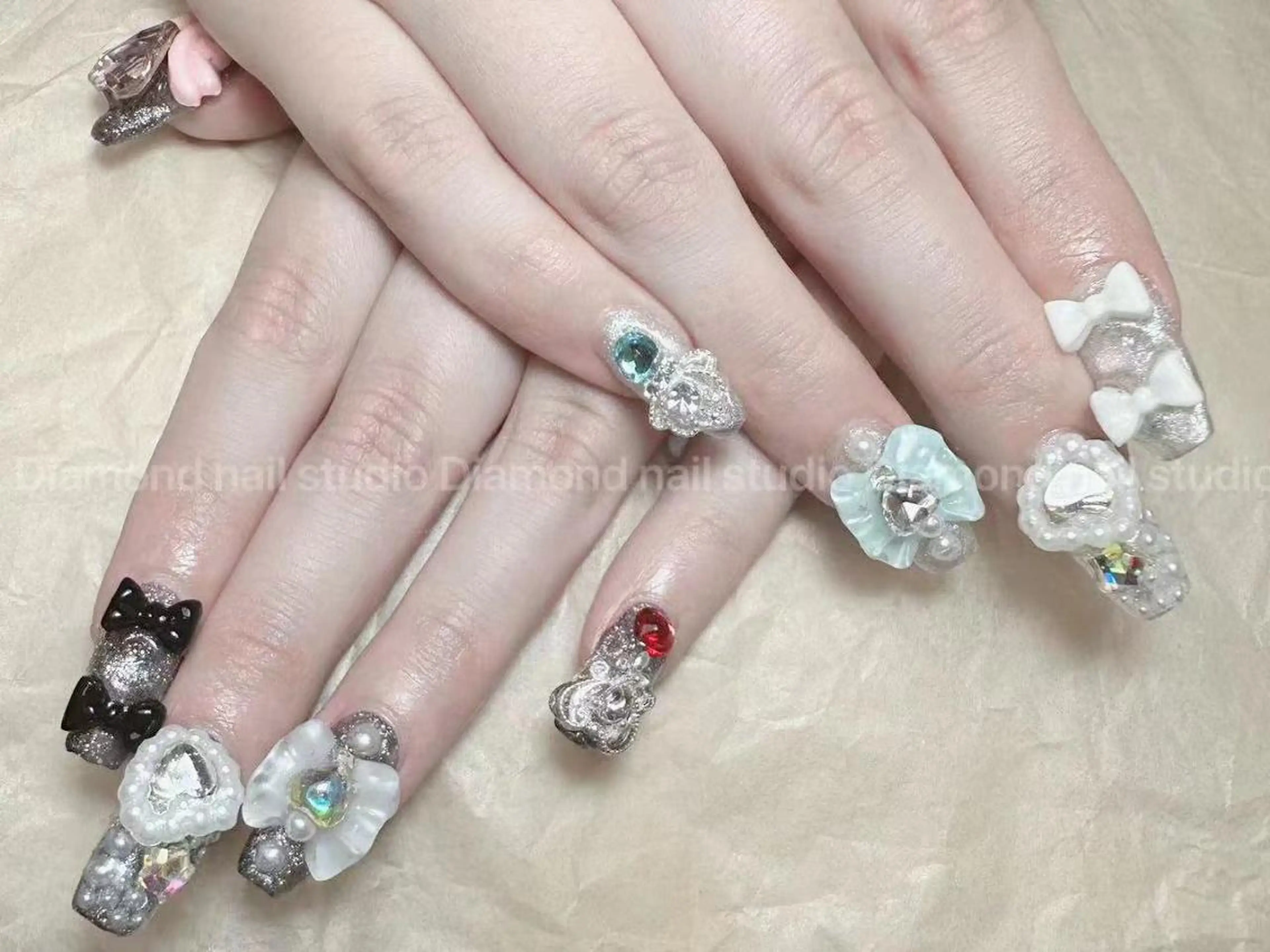 ミディアム ハンドネイル DIAMOND 💦のネイルデザイン