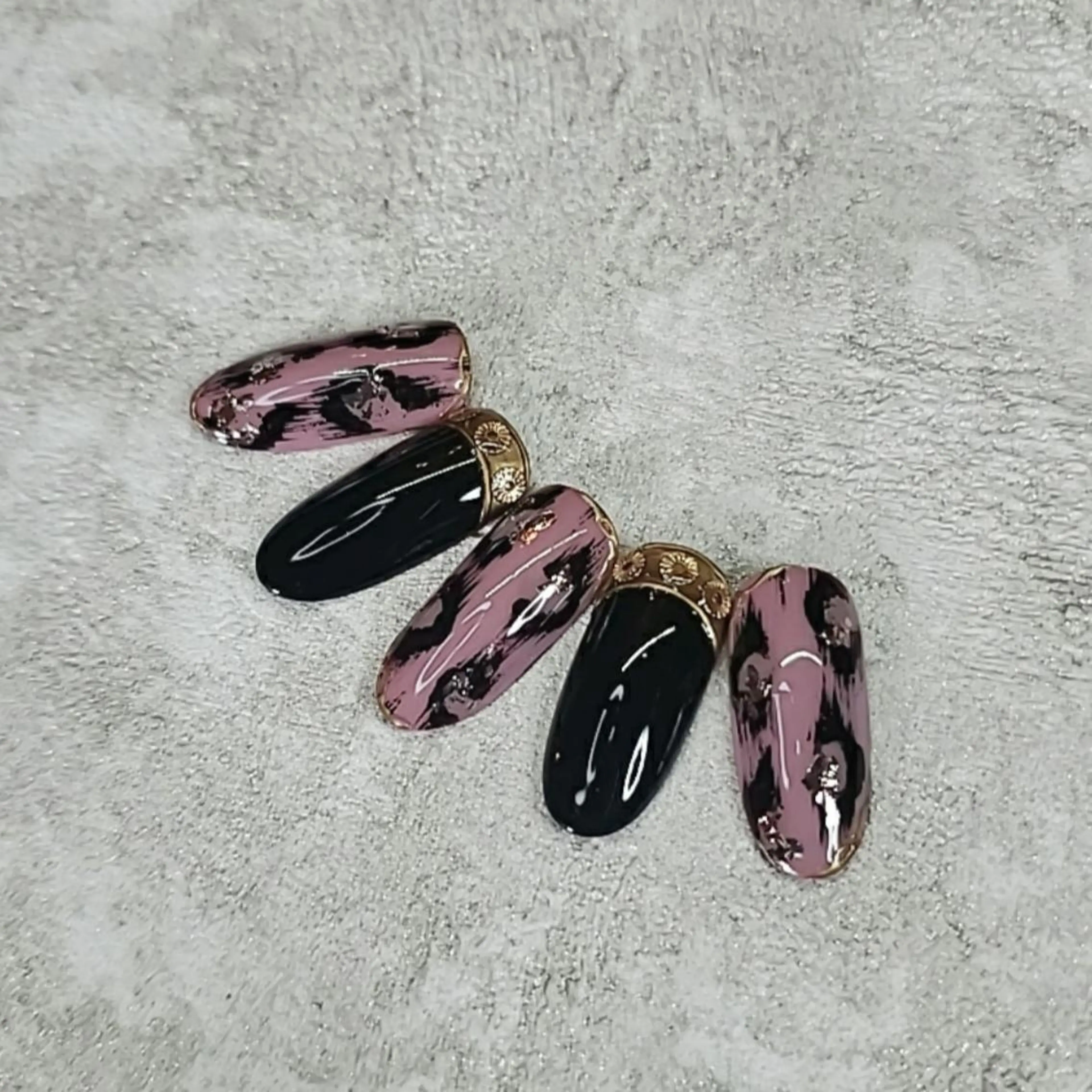 ネイル アニマル柄 冬ネイル Nail Allure(ネイル アルーア)所属・Nail Allureのネイルデザイン