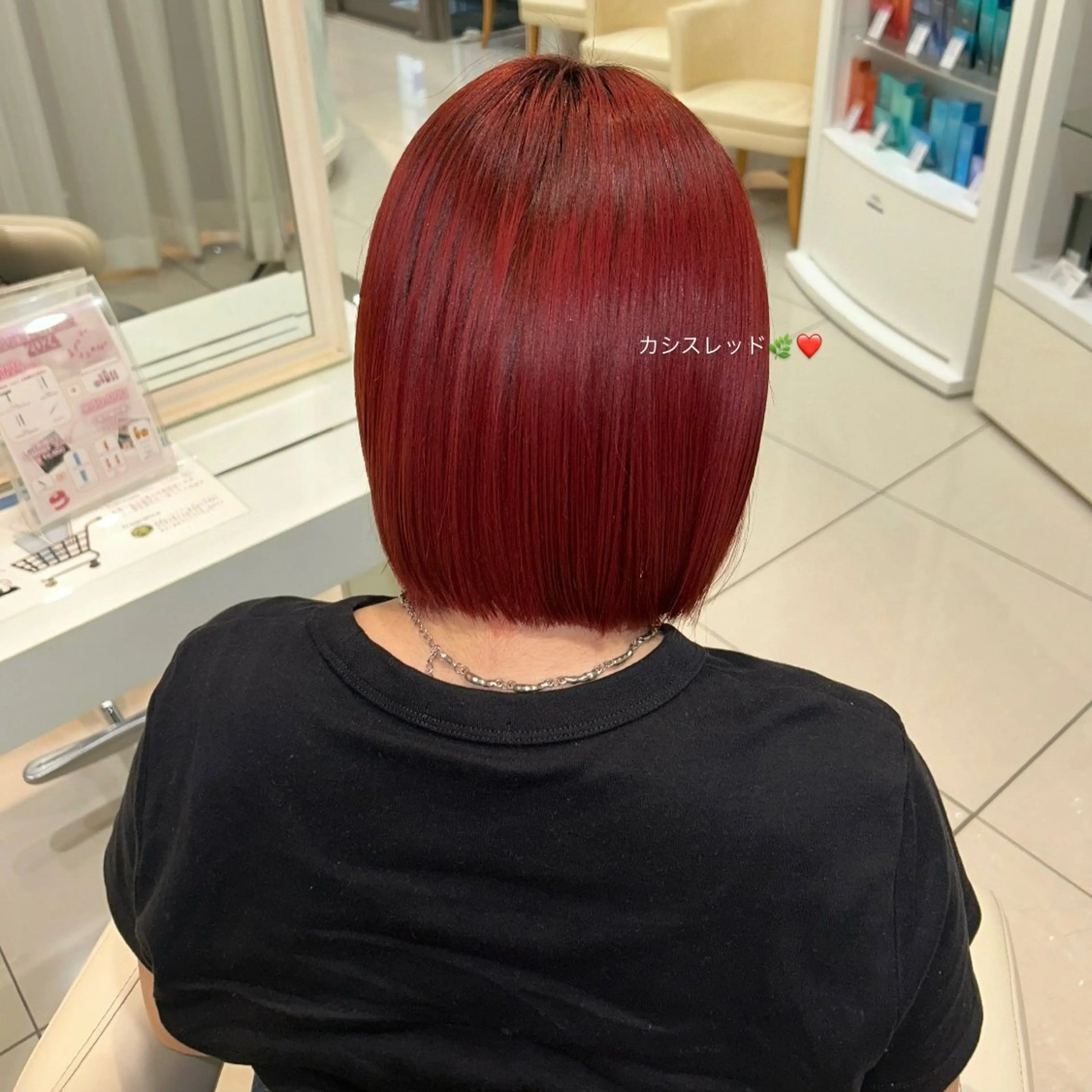 ショート カラー カシス レッドカラー 🩵yui /毛流れパーマ🪽のヘアスタイル