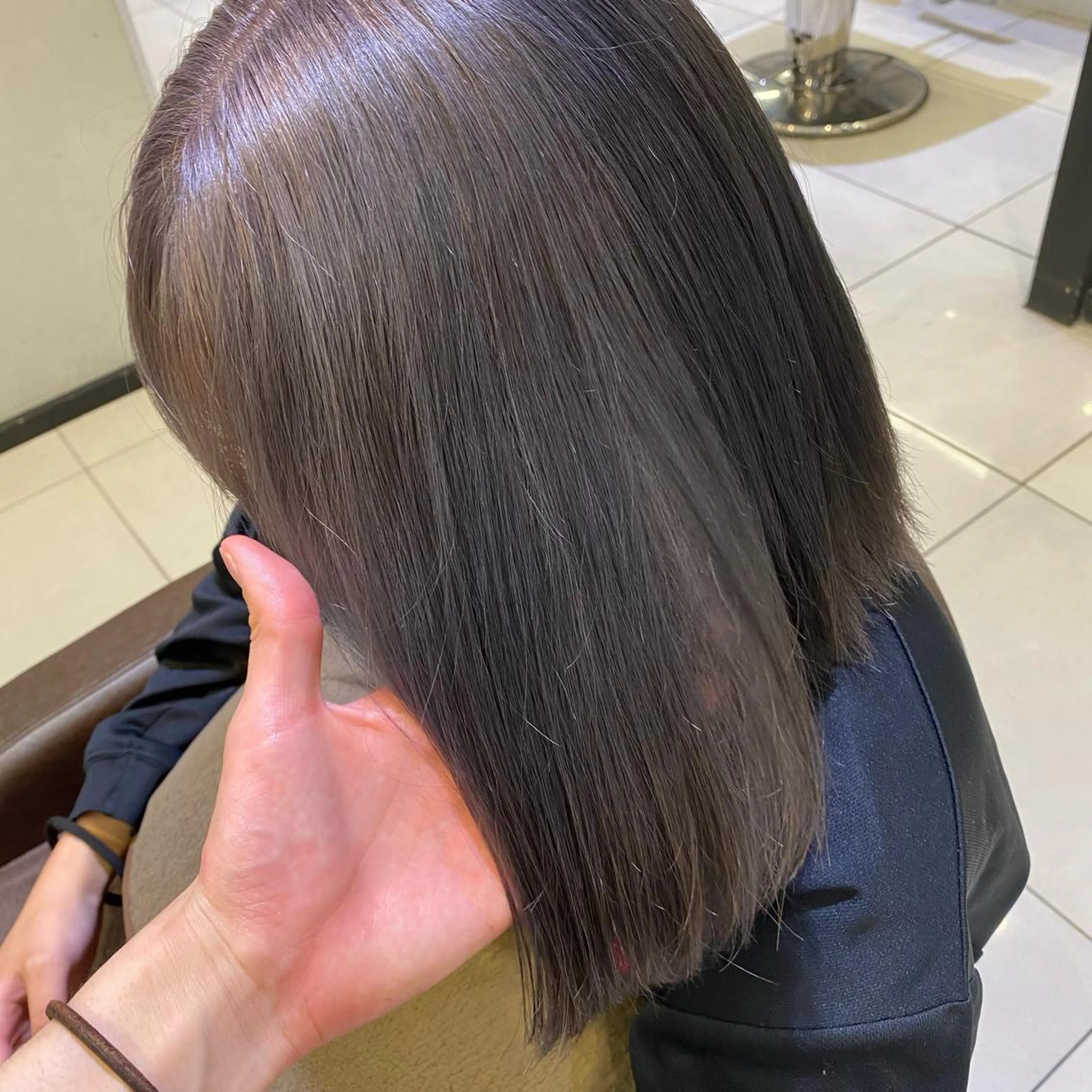 ミディアム カラー グレージュ シルバー シルバーグレージュ 野老 海音のヘアスタイル