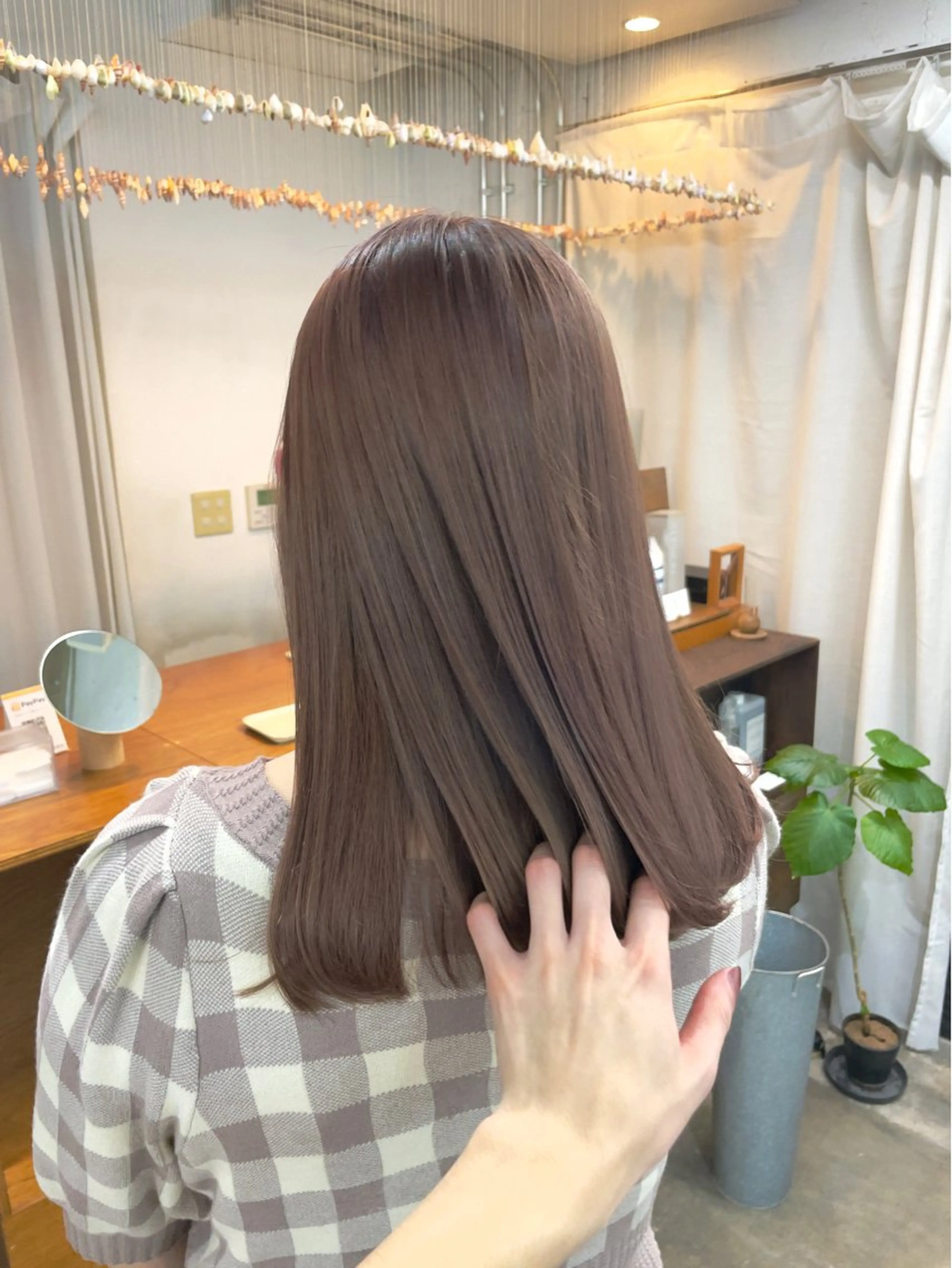 セミロング カラー ブリーチ 透明感カラー グレージュ ピンクカラー 奥村 紘のヘアスタイル