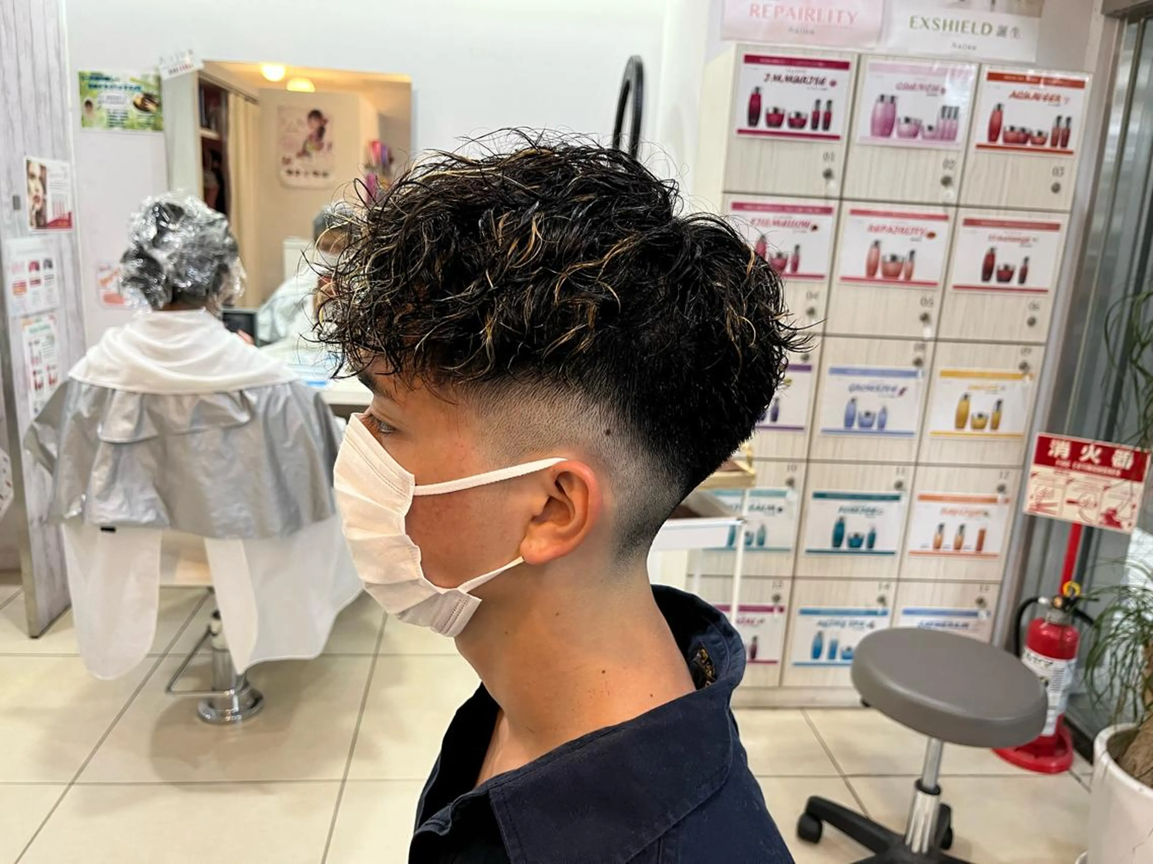 ショート パーマ メンズ メンズハイライト スペインカール ハイライト カット ヘアカラー パーマ 韓国風メンズ/毛流れ ヘアなら須田龍世のヘアスタイル