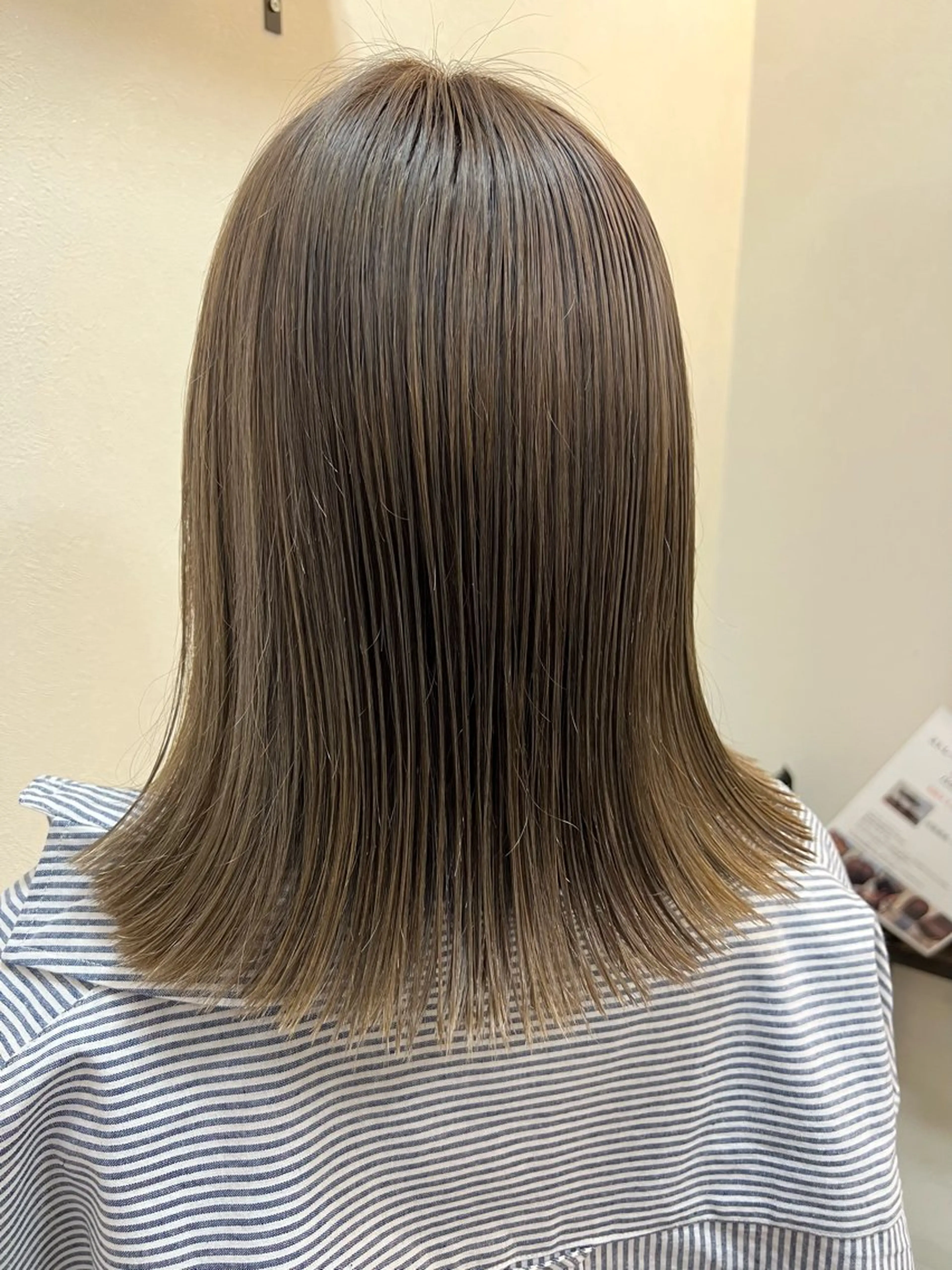 ミディアム カラー グレージュ ヘアカラー トリートメント 松山 優里のヘアスタイル