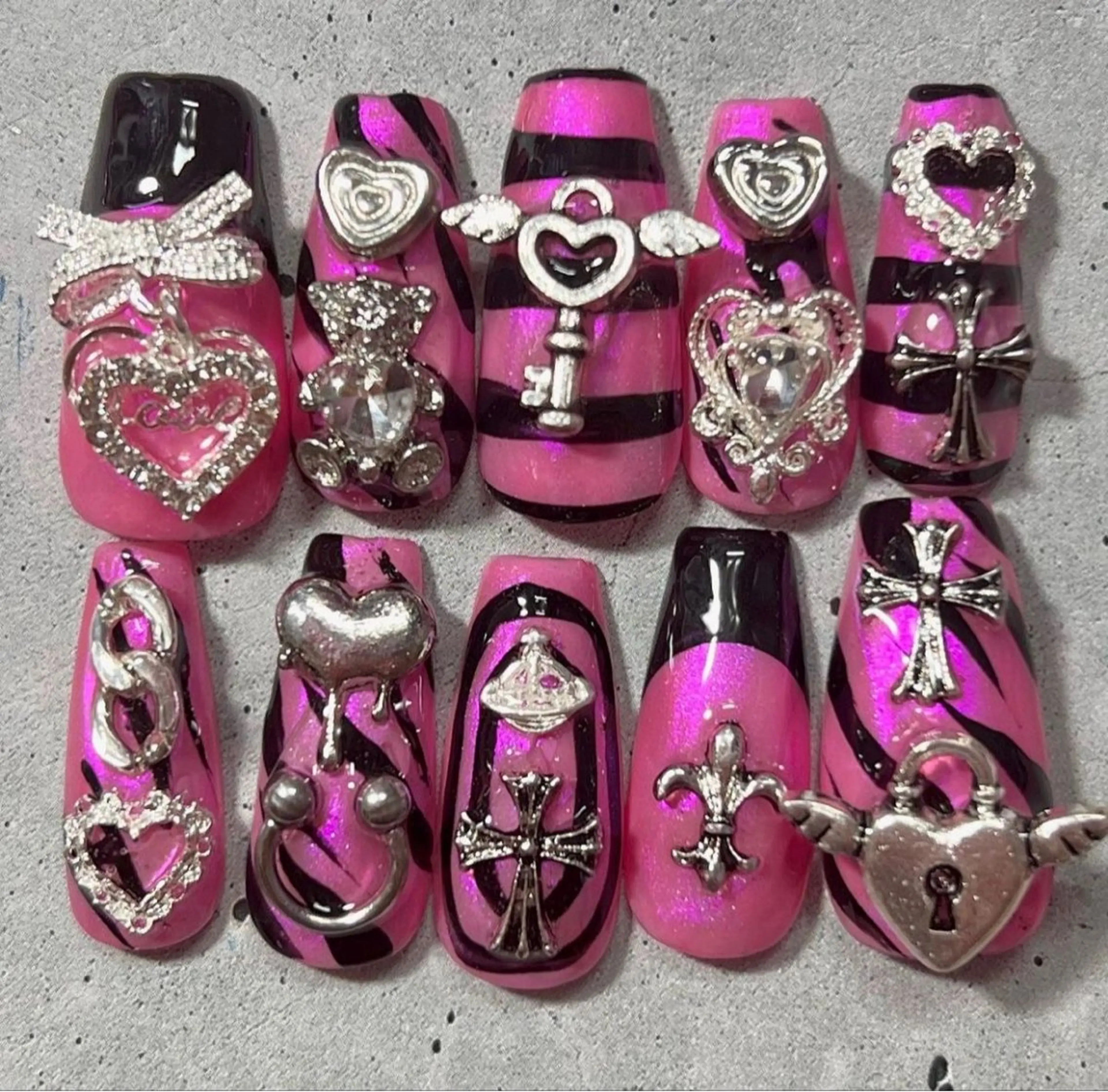 ネイル マグネットネイル ピンク ネイルチップ 冬ネイル Lee Nailsのネイルデザイン