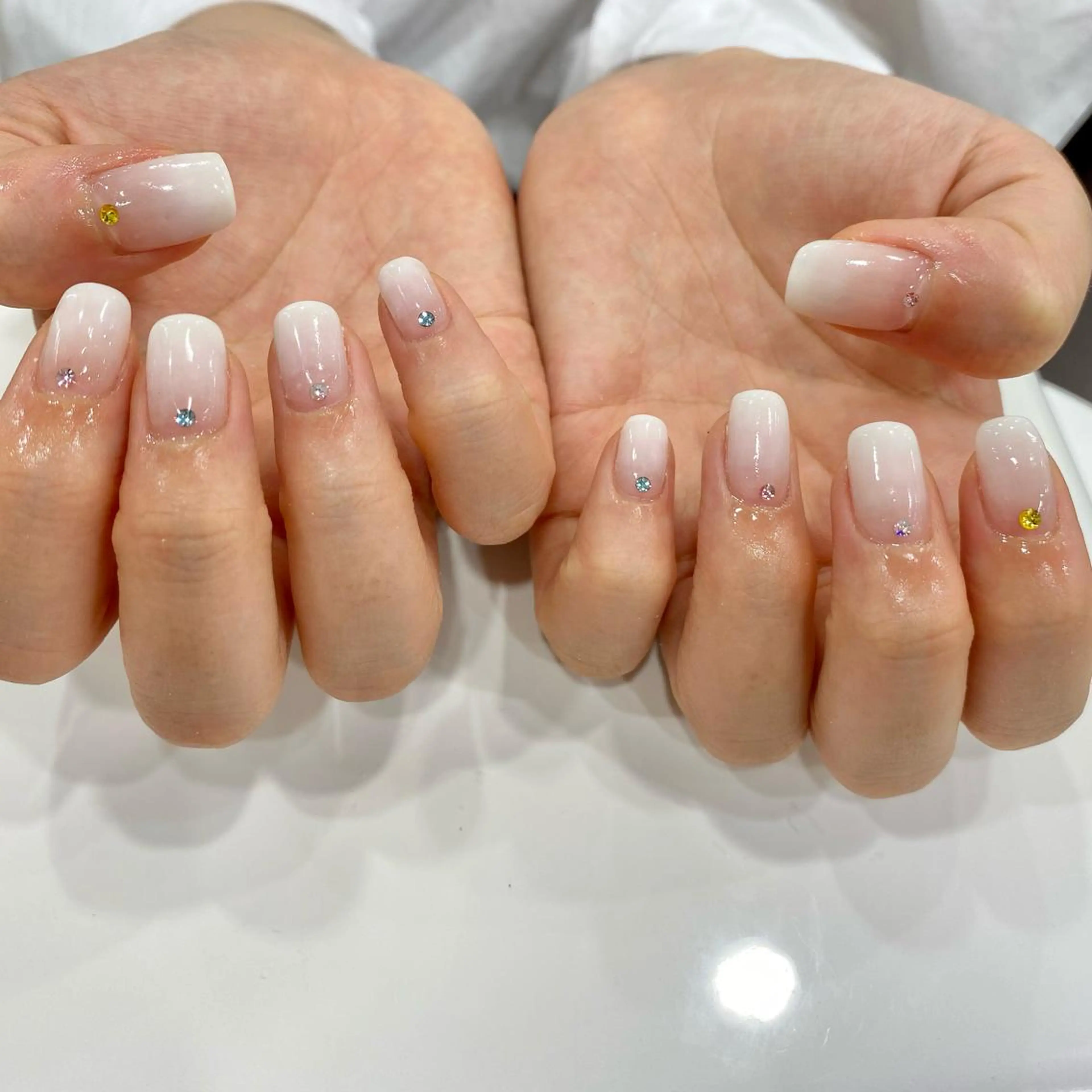 ネイル グラデーション ストーンネイル 安藤 彩乃のネイルデザイン