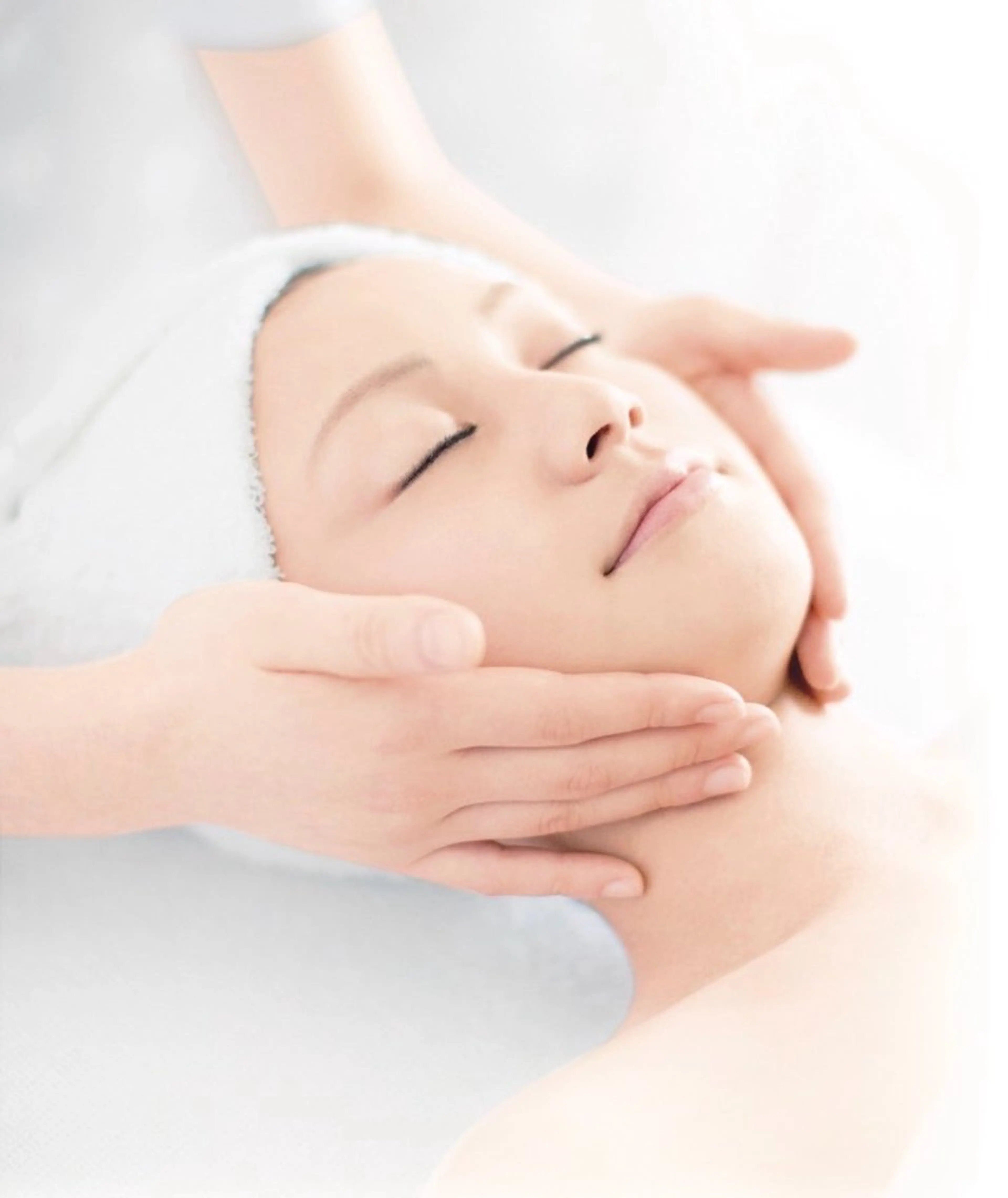 肌診断、フェイシャル( パックなし)、毛穴吸引、フットケア付きの写真