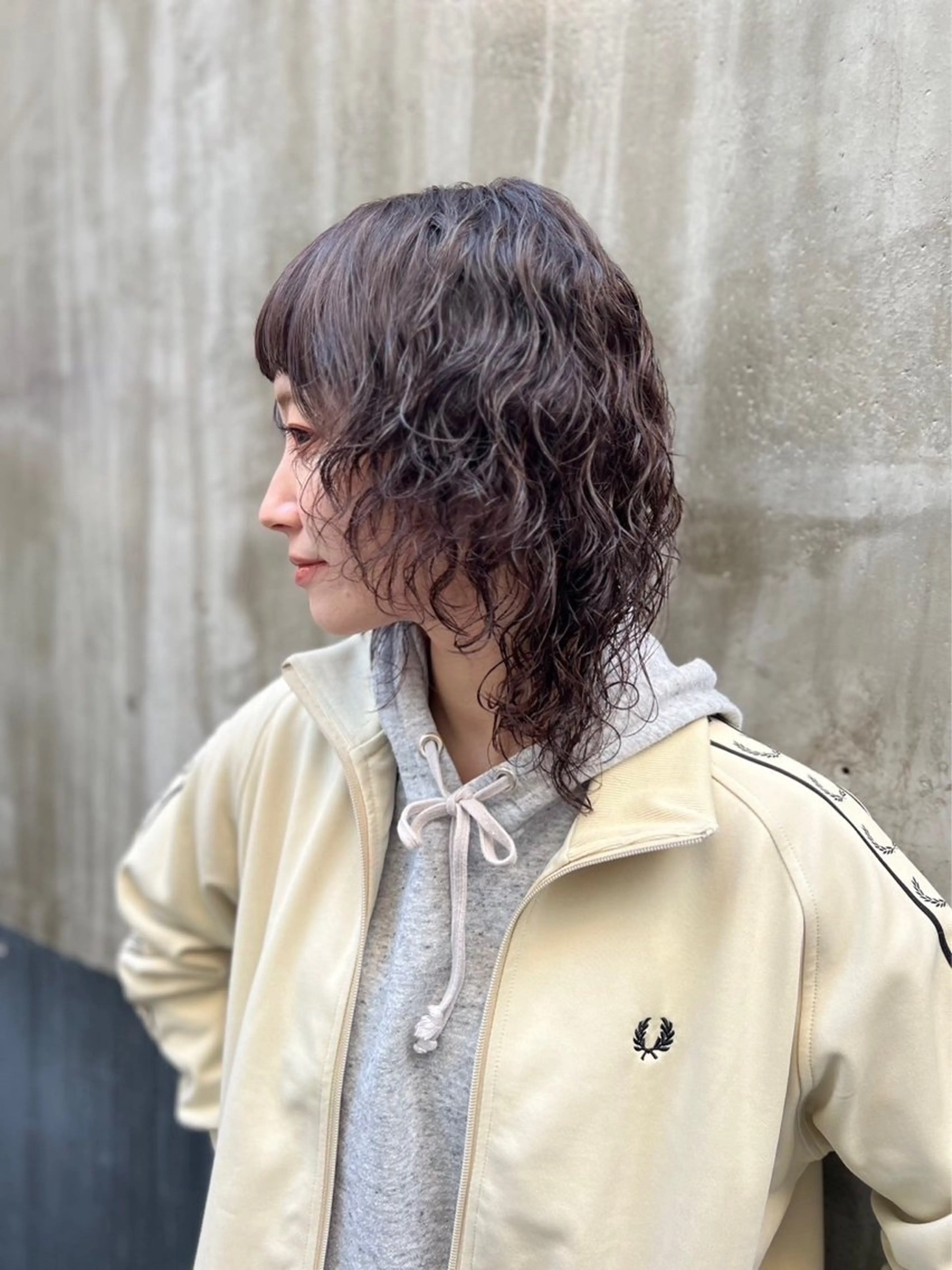 ミディアム カラー パーマ ミディアムパーマ ブラウンカラー バイオレットカラー バイオレットブラウン ウルフカット 🍇おぐら めぐみ🍇のヘアスタイル