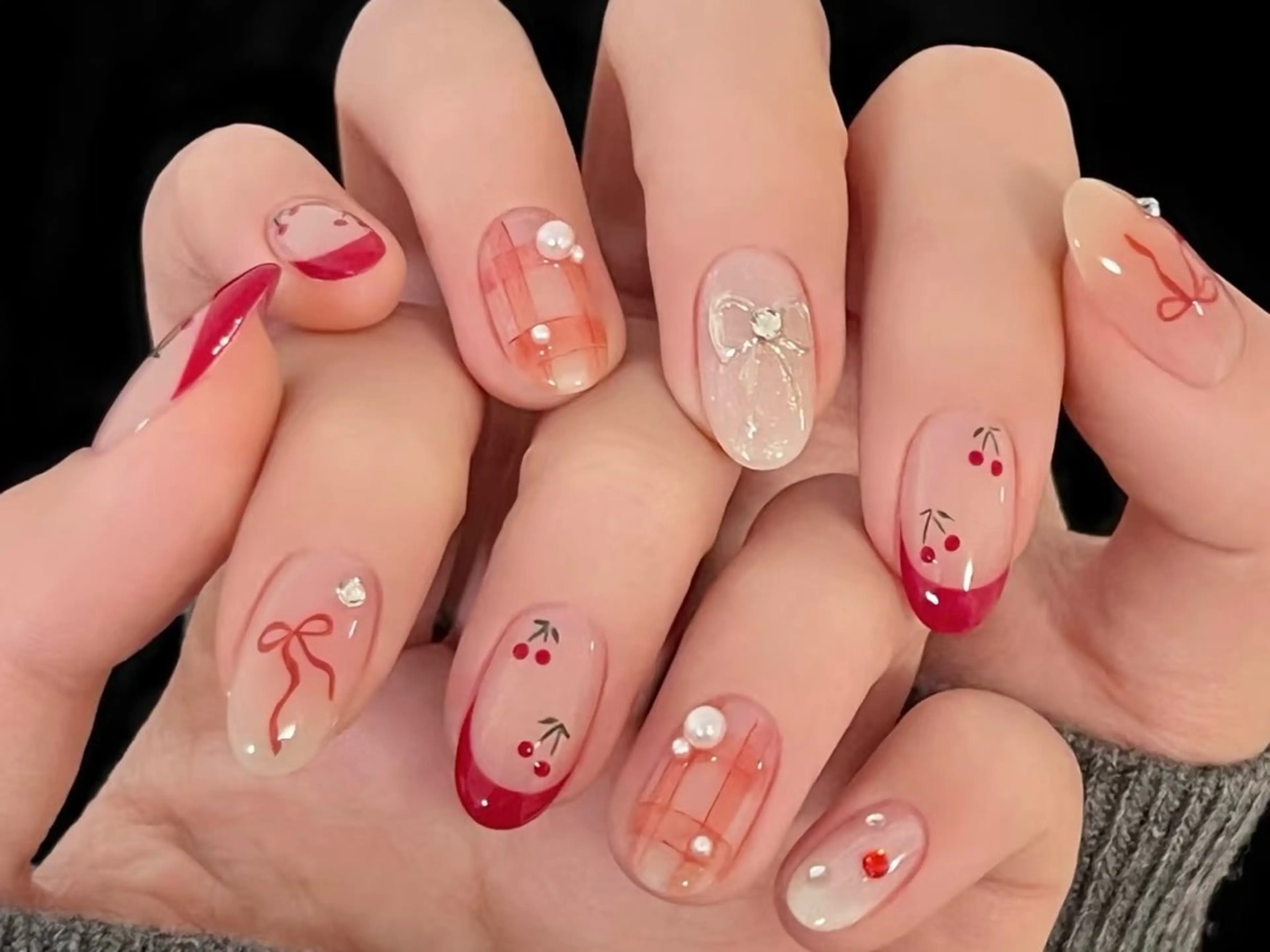 ネイル フレンチネイル ガーリー 赤色 リボン ハンドネイル ハンドケア DarkHoney 池袋店のネイルデザイン