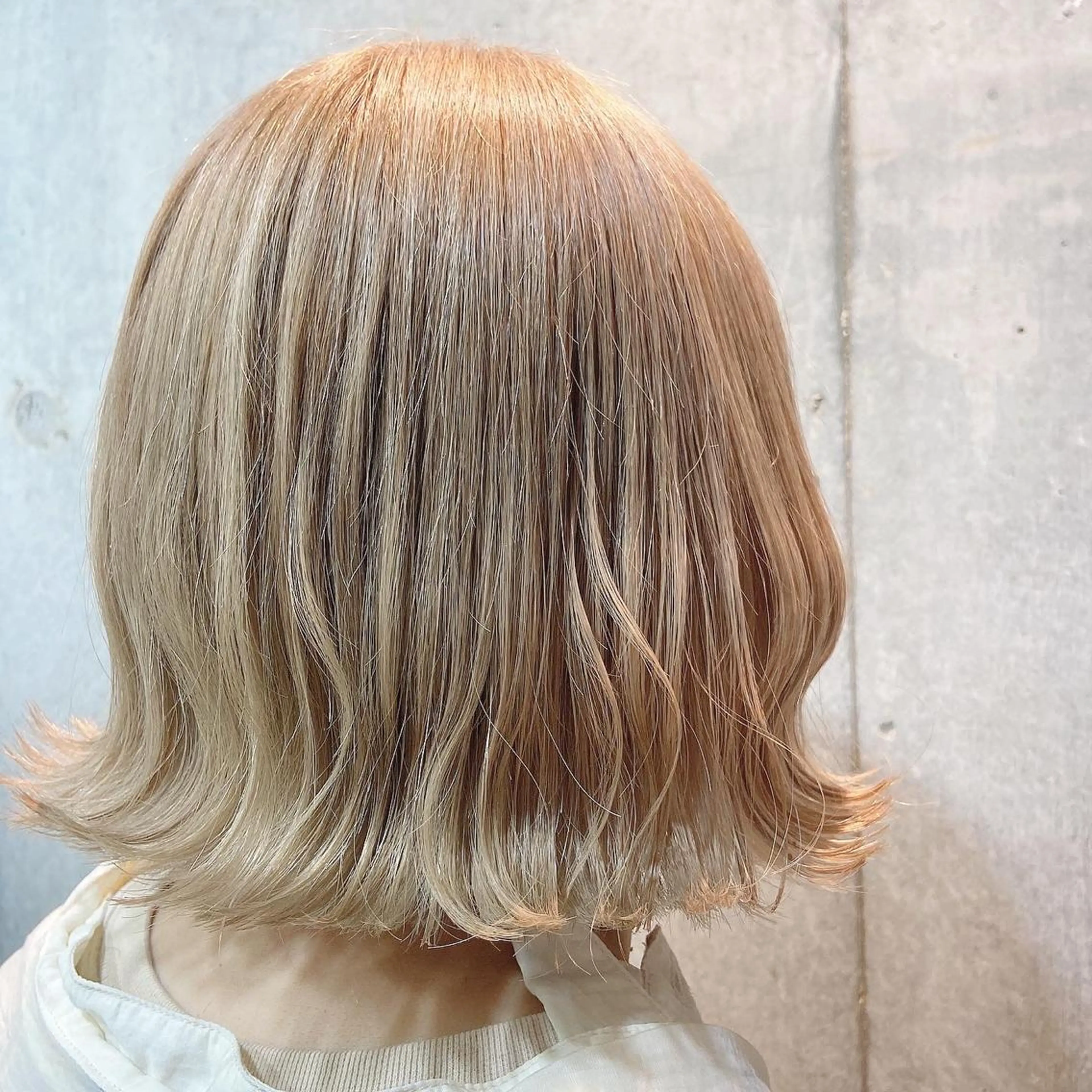 ショート カラー ブリーチ ブロンド 暗髪/艶髪/Ono .のヘアスタイル