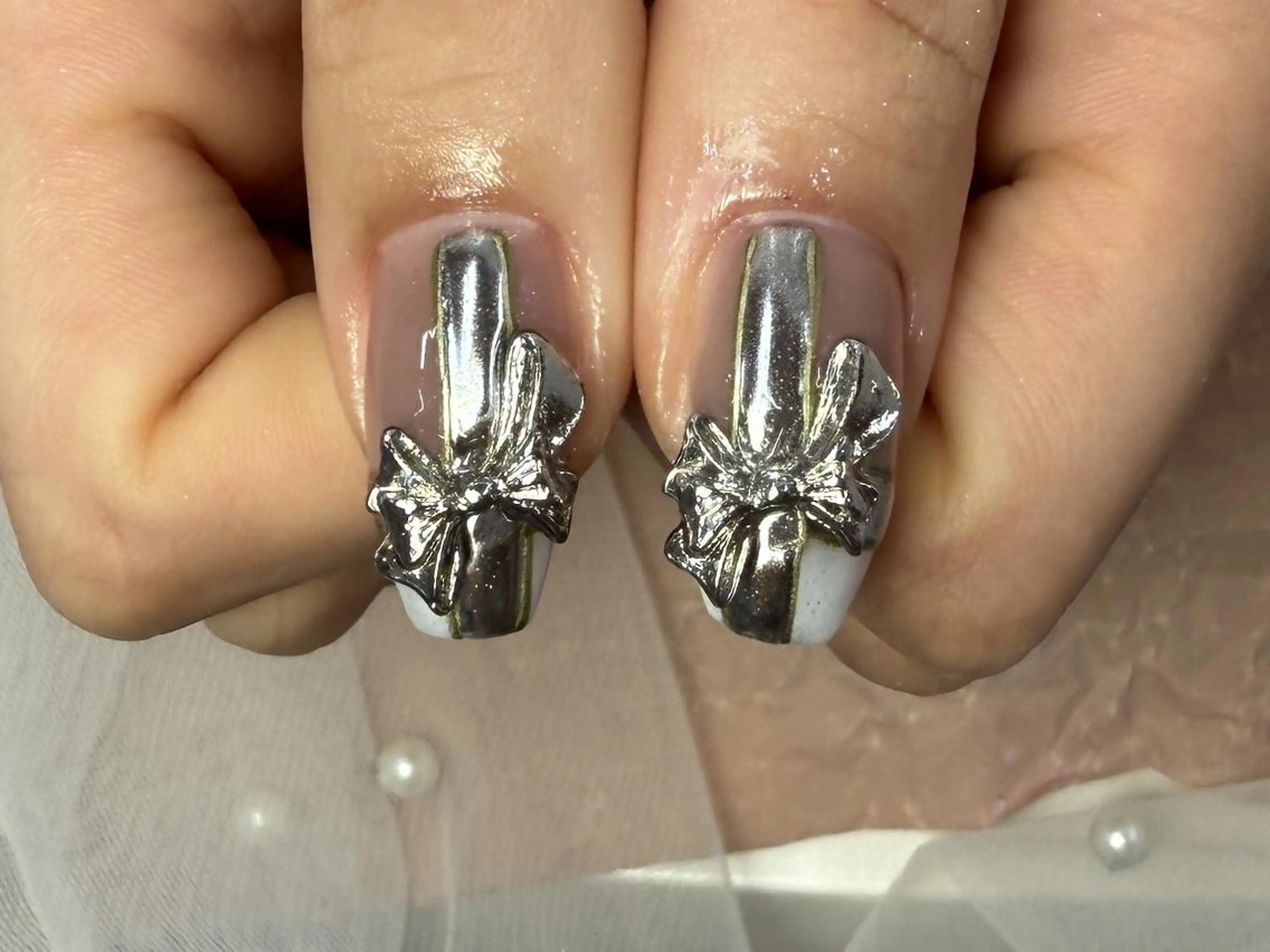 ネイル アートネイル グラデーション ストーンネイル ホワイト ハンドネイル ToliyDeliy Nail Salonのネイルデザイン