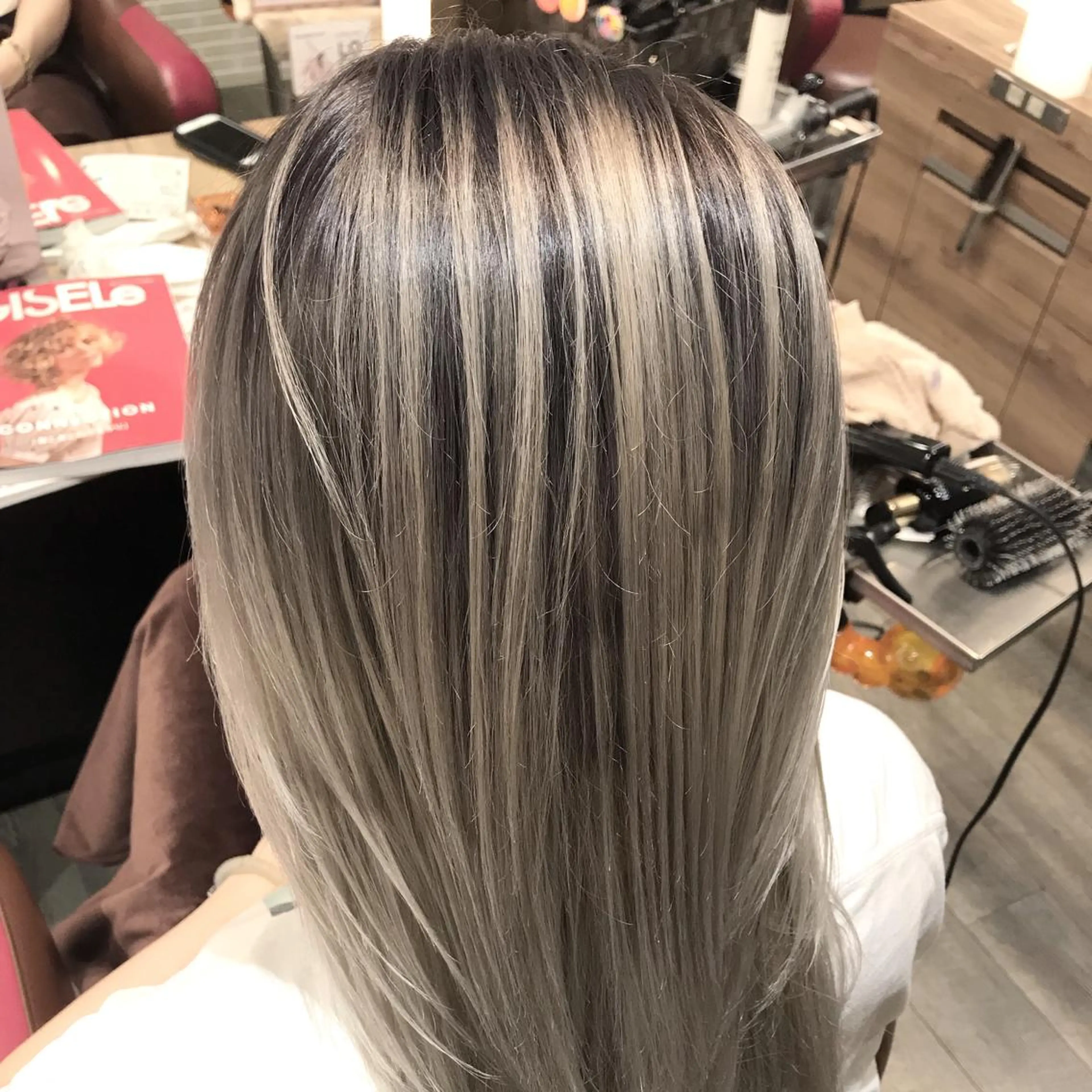 ロング カラー アッシュ アッシュグレー アッシュグレージュ バレイヤージュ ミストバング AMI Hair  supply所属・髪質改善カラー 韓国風レイヤーのヘアスタイル