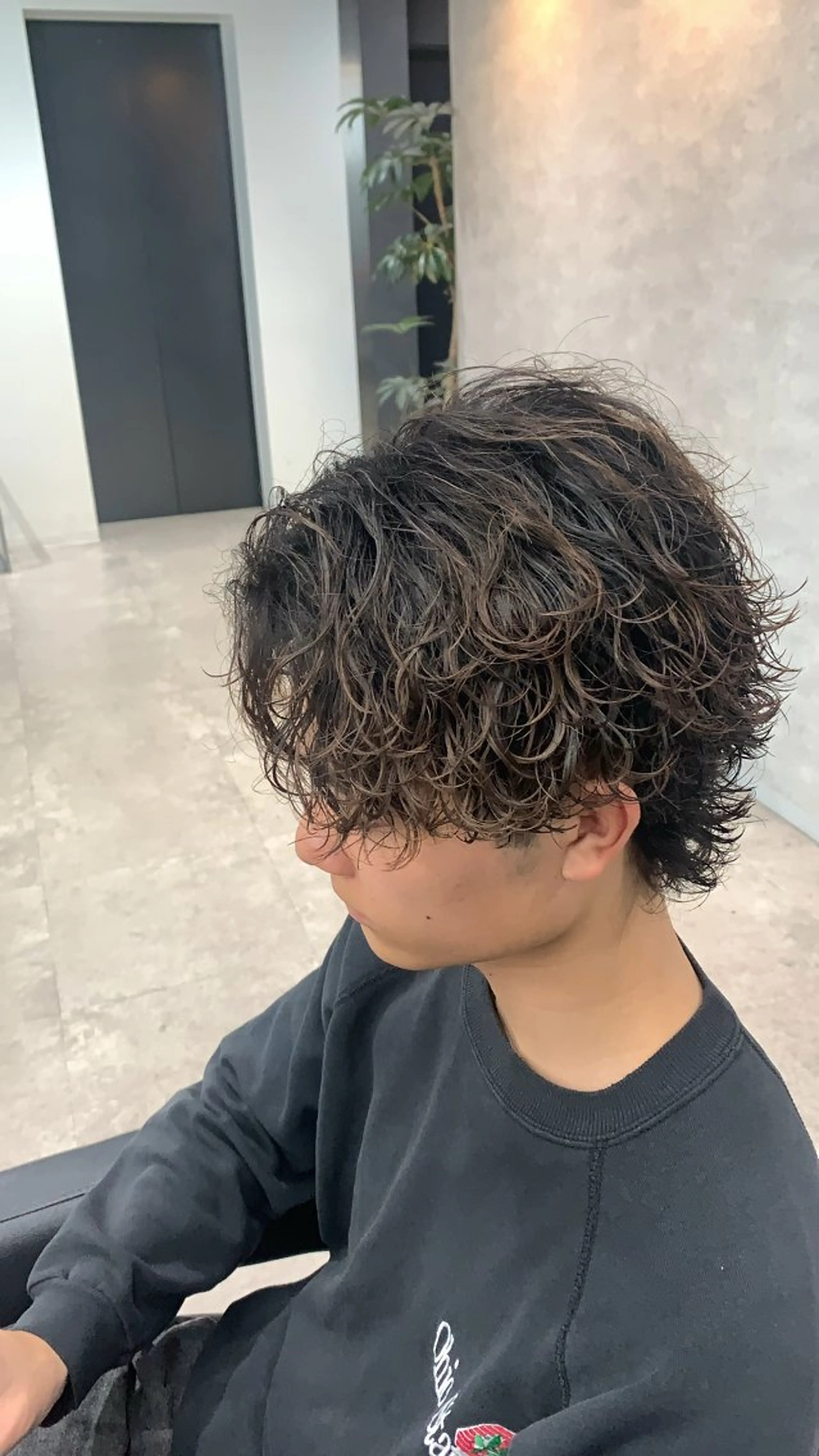 ショート カラー パーマ メンズ メンズブリーチ フェザーパーマ メンズハイトーン メンズパーマ スペインカール ⚡️メンズ特化⚡️ RYUKIのヘアスタイル