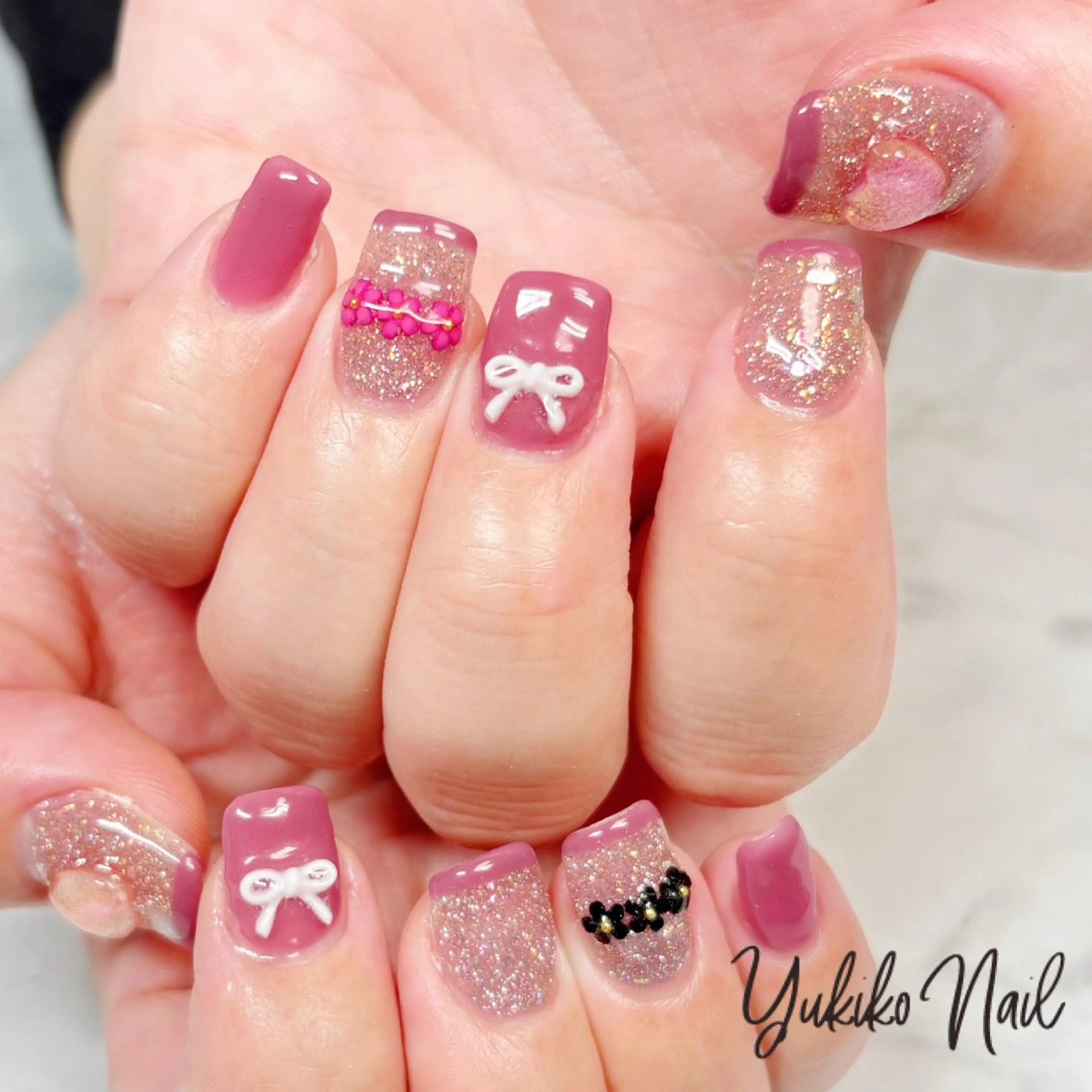 ネイル フラッシュネイル ガーリー キラキラネイル 持ち込み ピンク ハンドネイル ユキコ ネイルのネイルデザイン