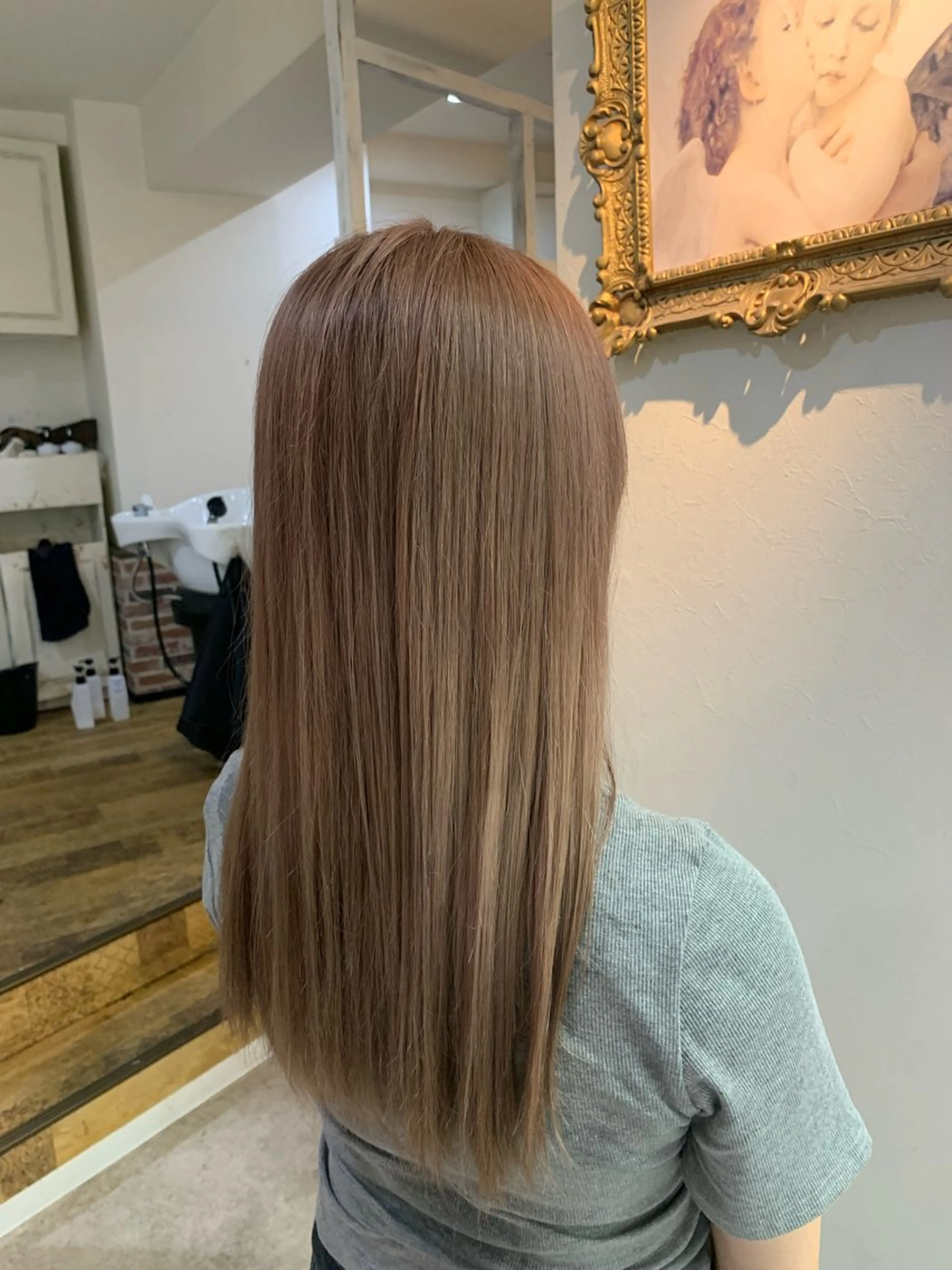 ロング カラー ベージュカラー ブリーチ 透明感カラー イルミナカラー ミルクティーベージュ 小嶋 美里のヘアスタイル