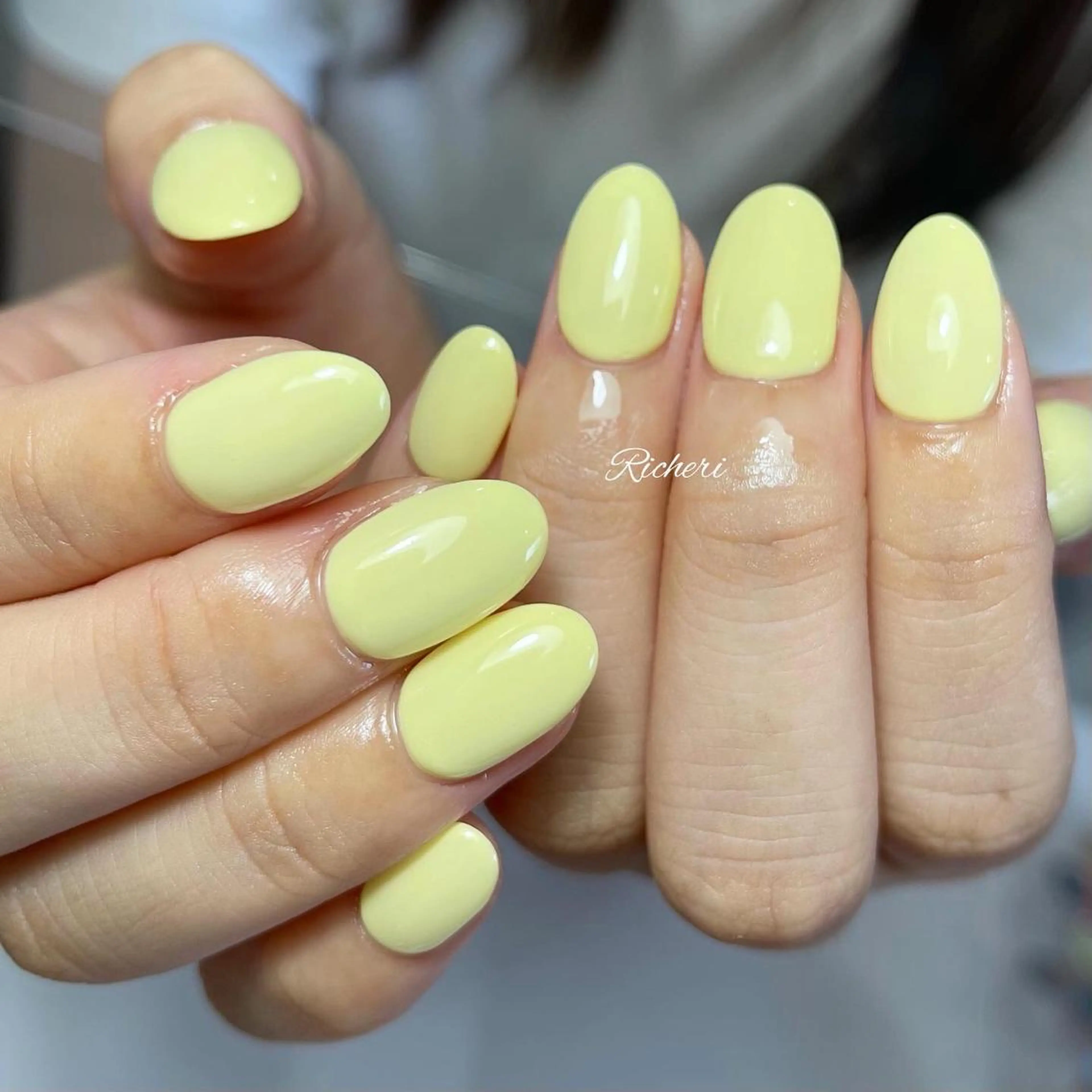 ミディアム ネイル イエローカラー 韓国風ヘア アートネイル フレンチネイル ジェルネイル richeri beautyのエステ・リラクイメージ