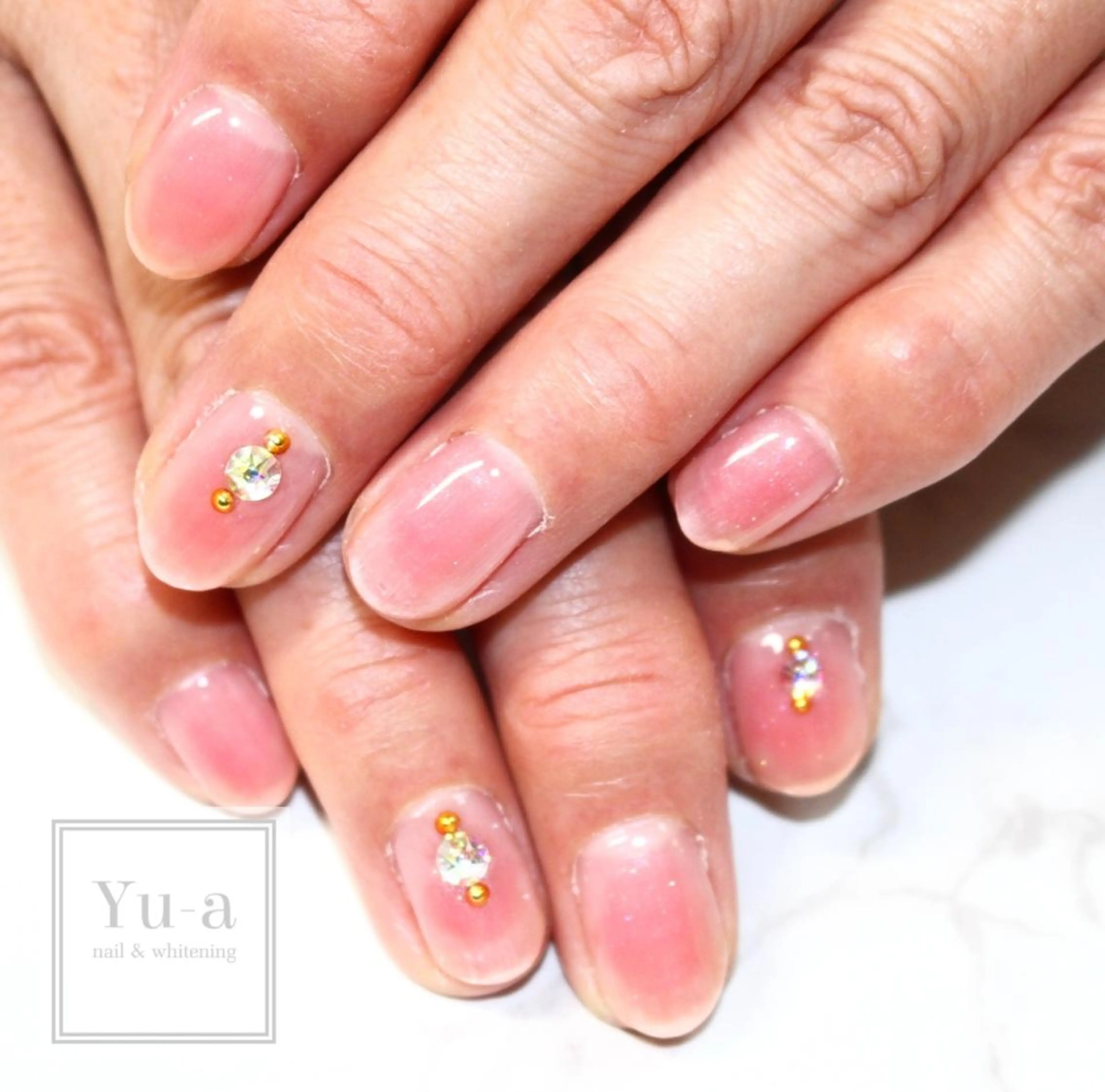 ネイル チークネイル シンプルネイル ホワイト 冬ネイル yu-a☆  ネイル ＆ホワイトニングのネイルデザイン