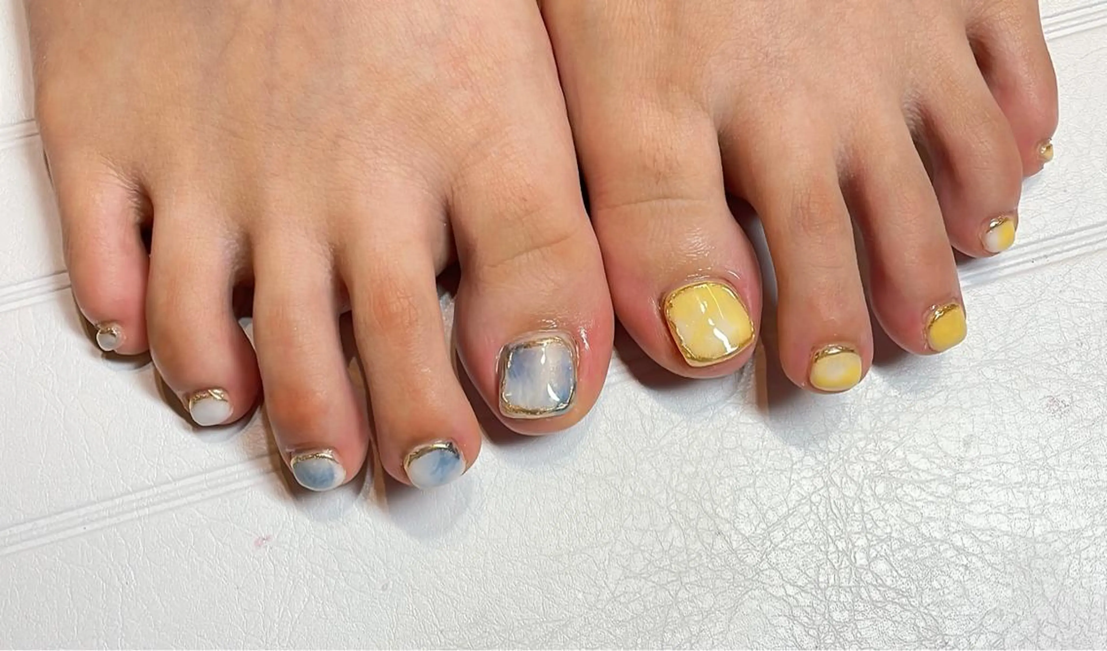 ネイル フットネイル VIERU 🌈🎀💖のネイルデザイン