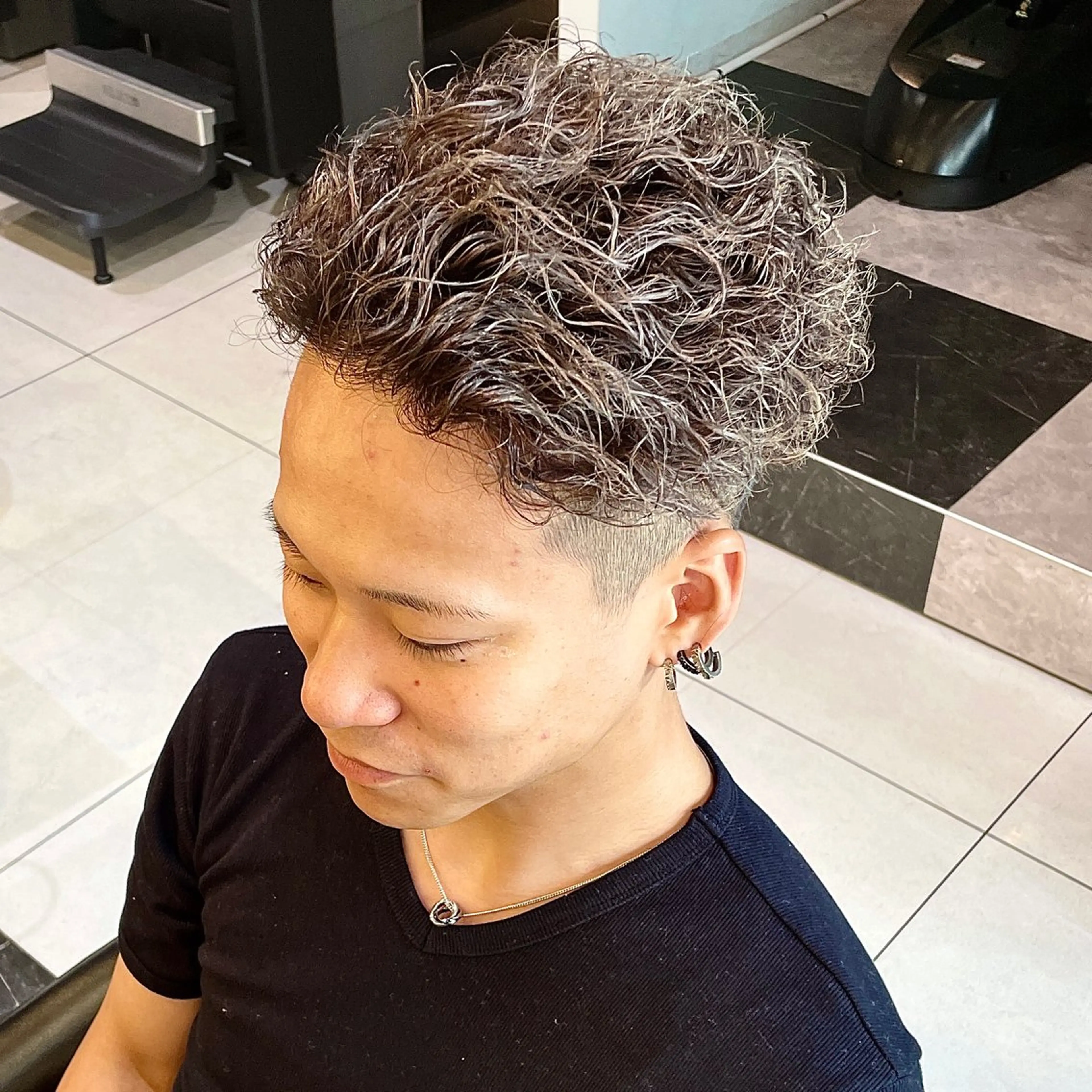 ショート カラー パーマ メンズ メンズメッシュ メンズパーマ メッシュ シルバー メンズヘア特化 崎田 成人のヘアスタイル