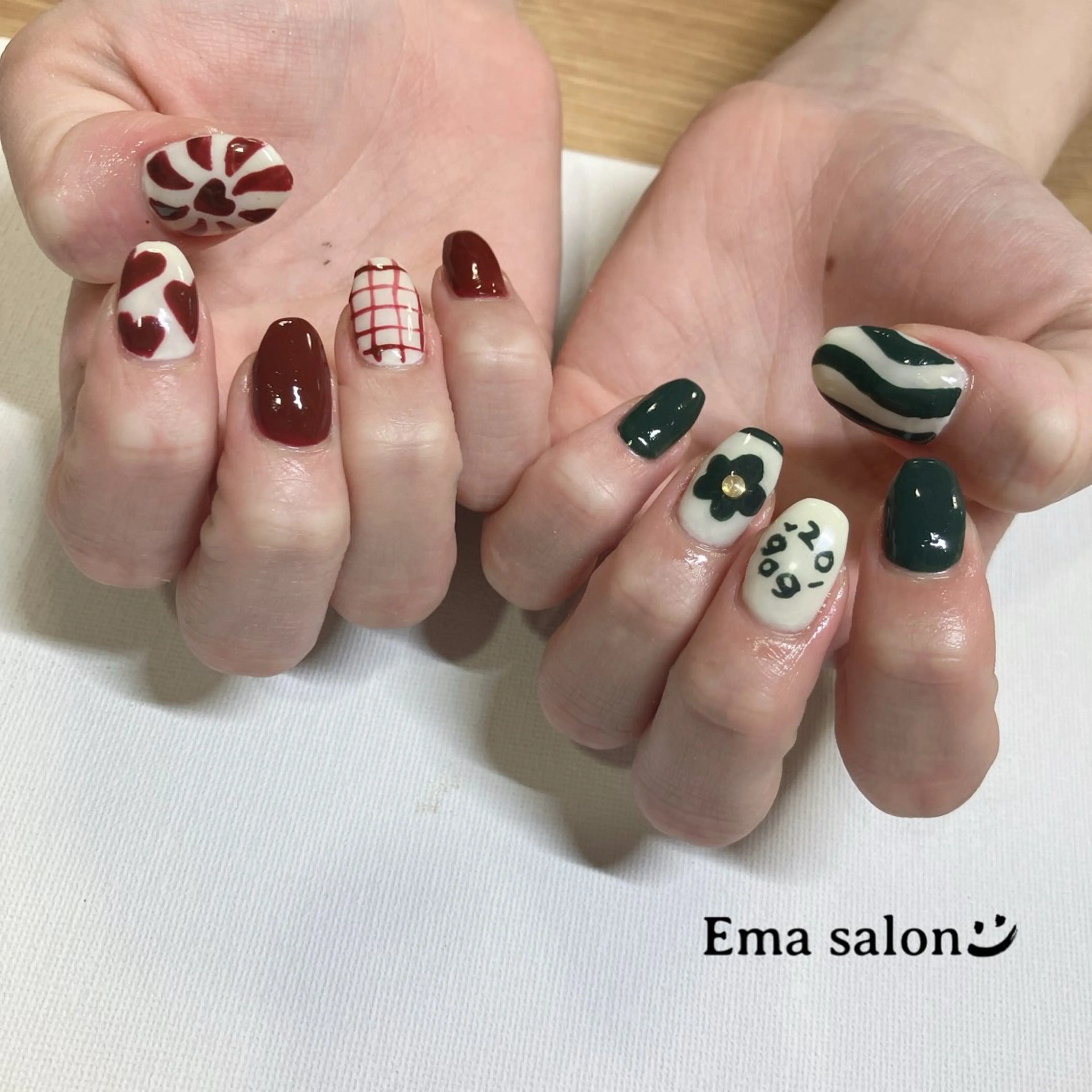 ネイル アートネイル ボルドー グリーン 持ち込み ハンドネイル Ema salon satomiのネイルデザイン