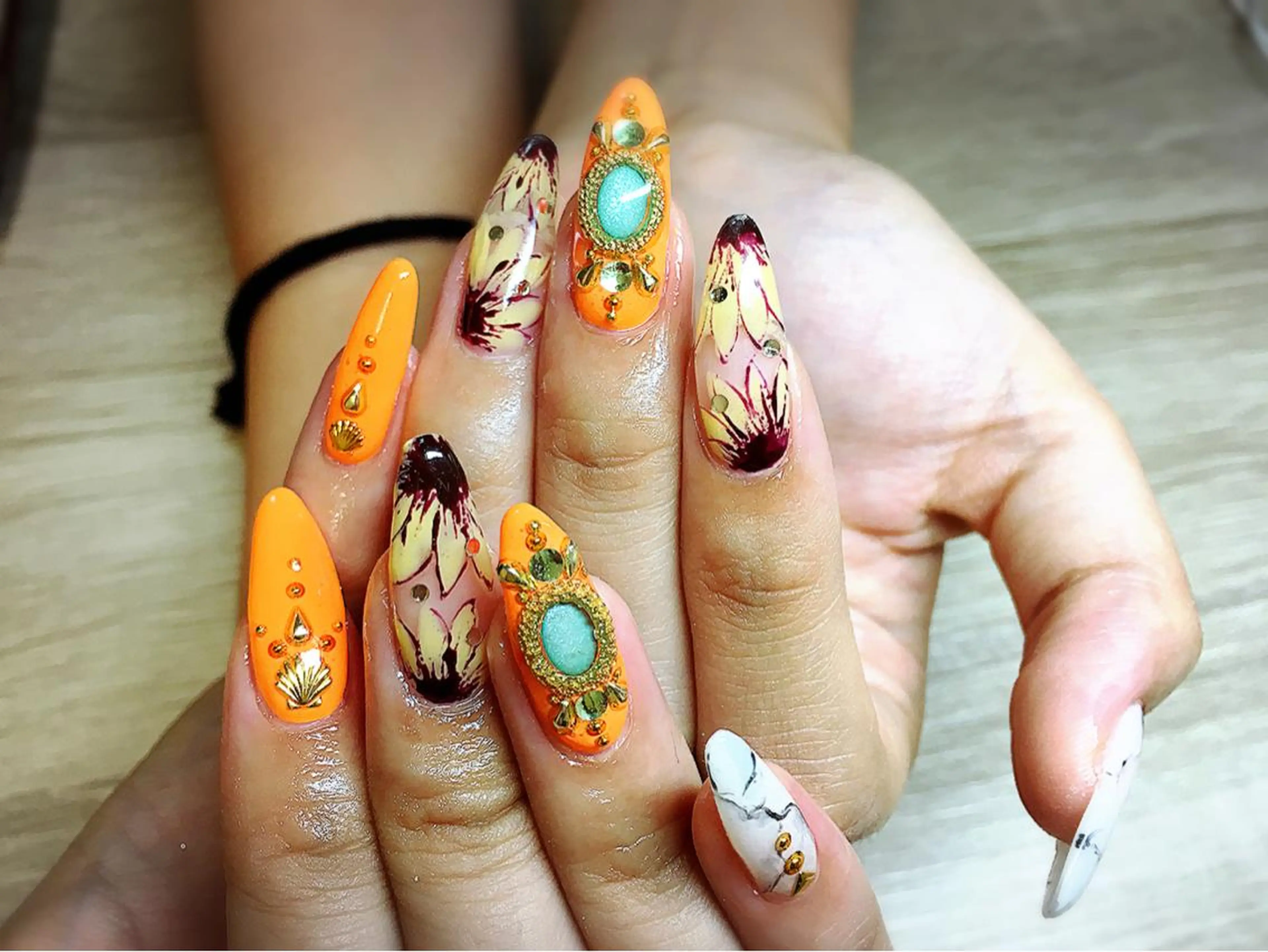 ネイル 長さ出し ストーンネイル syuri nailのネイルデザイン