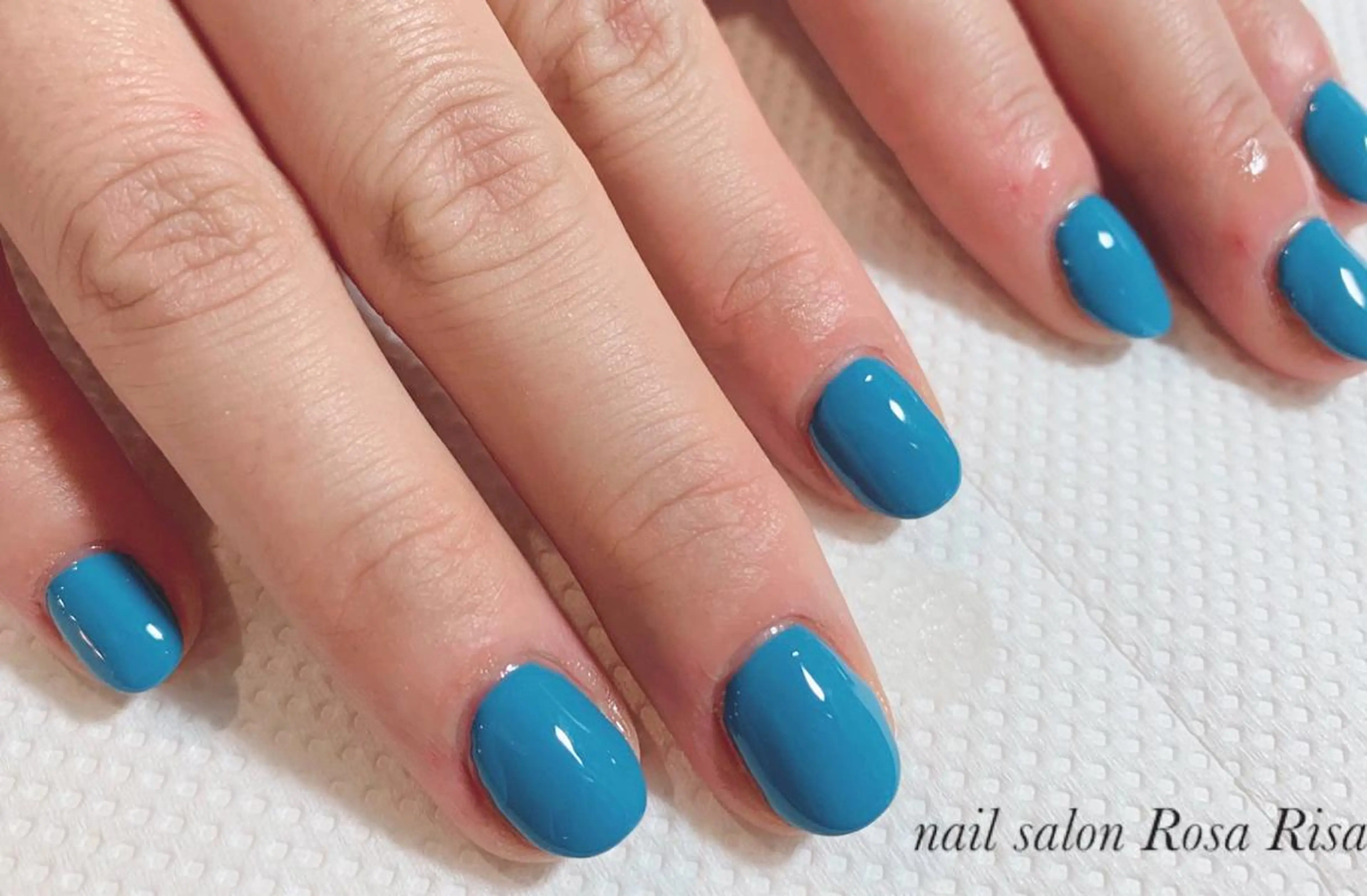 ミディアム ネイル ブルー ハンドネイル ネイルスタジオ シェイクユアハンズのネイルデザイン