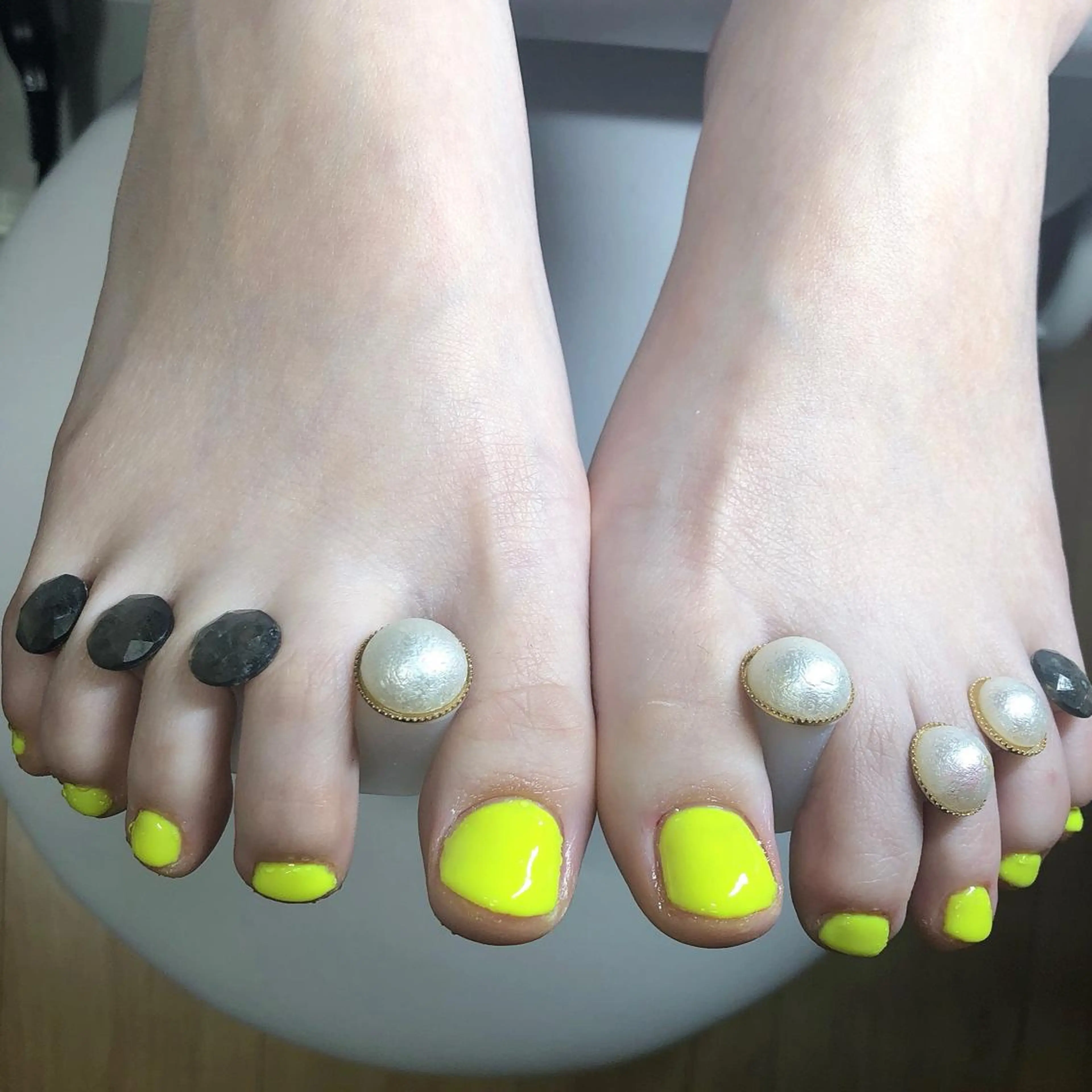 ネイル フットネイル ワンカラーネイル 黄色 奥園 良恵のネイルデザイン