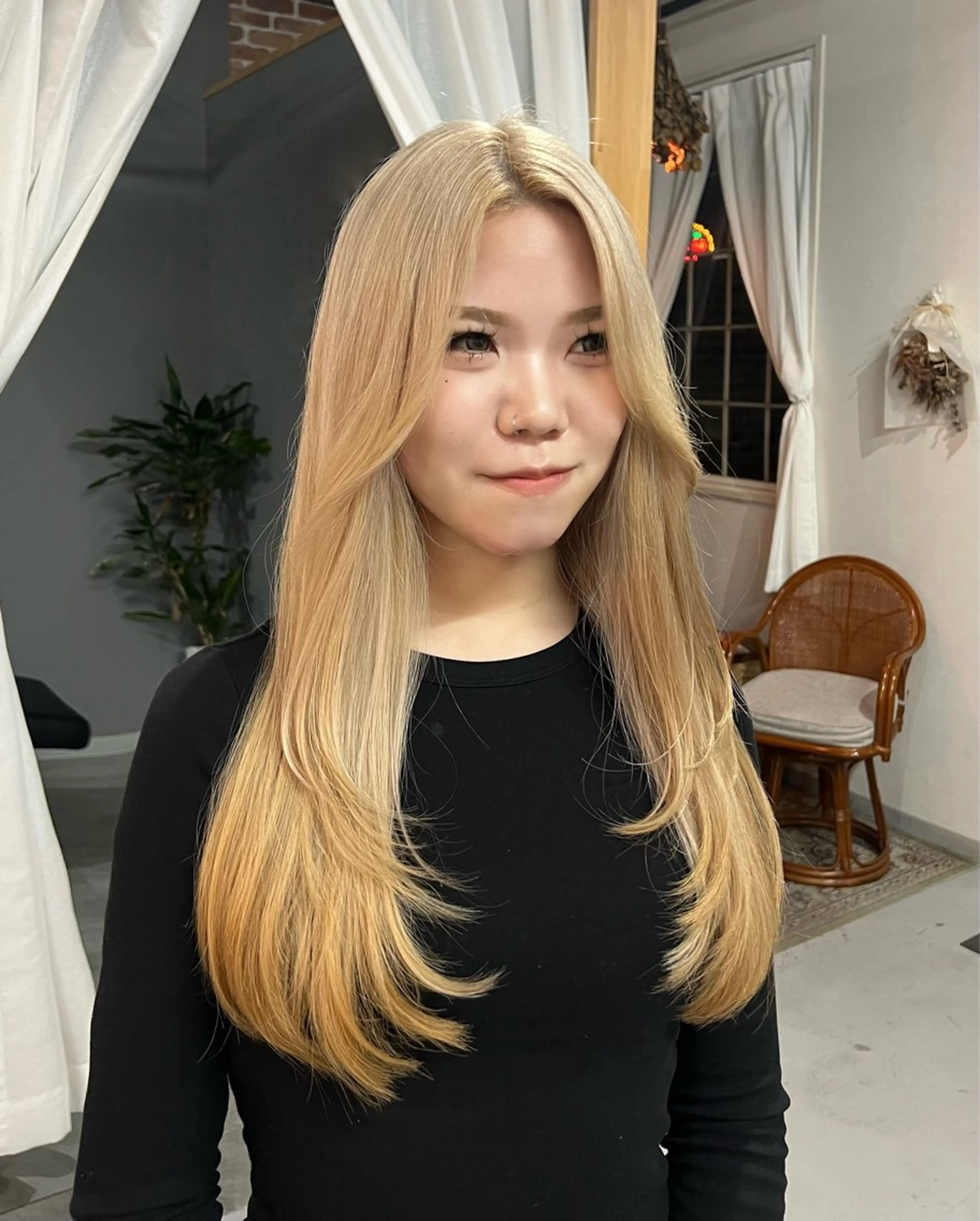 🍑平日20:00~限定🍑顔周りレイヤーカット撮影モデル募集(鎖骨下の長さのロングヘアの方)の写真