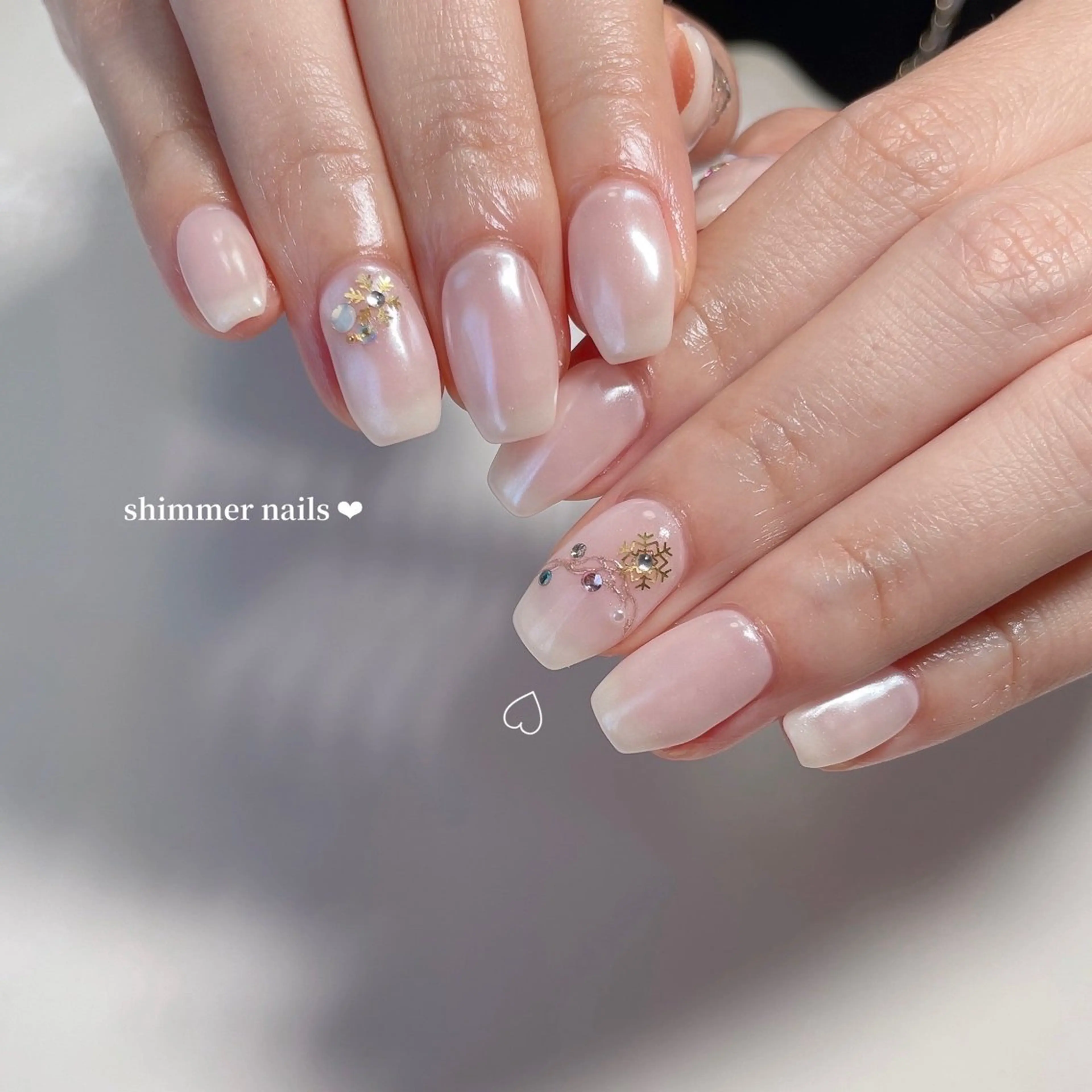 ネイル オーロラネイル ホワイト 冬ネイル クリスマス shimmer nailsのネイルデザイン