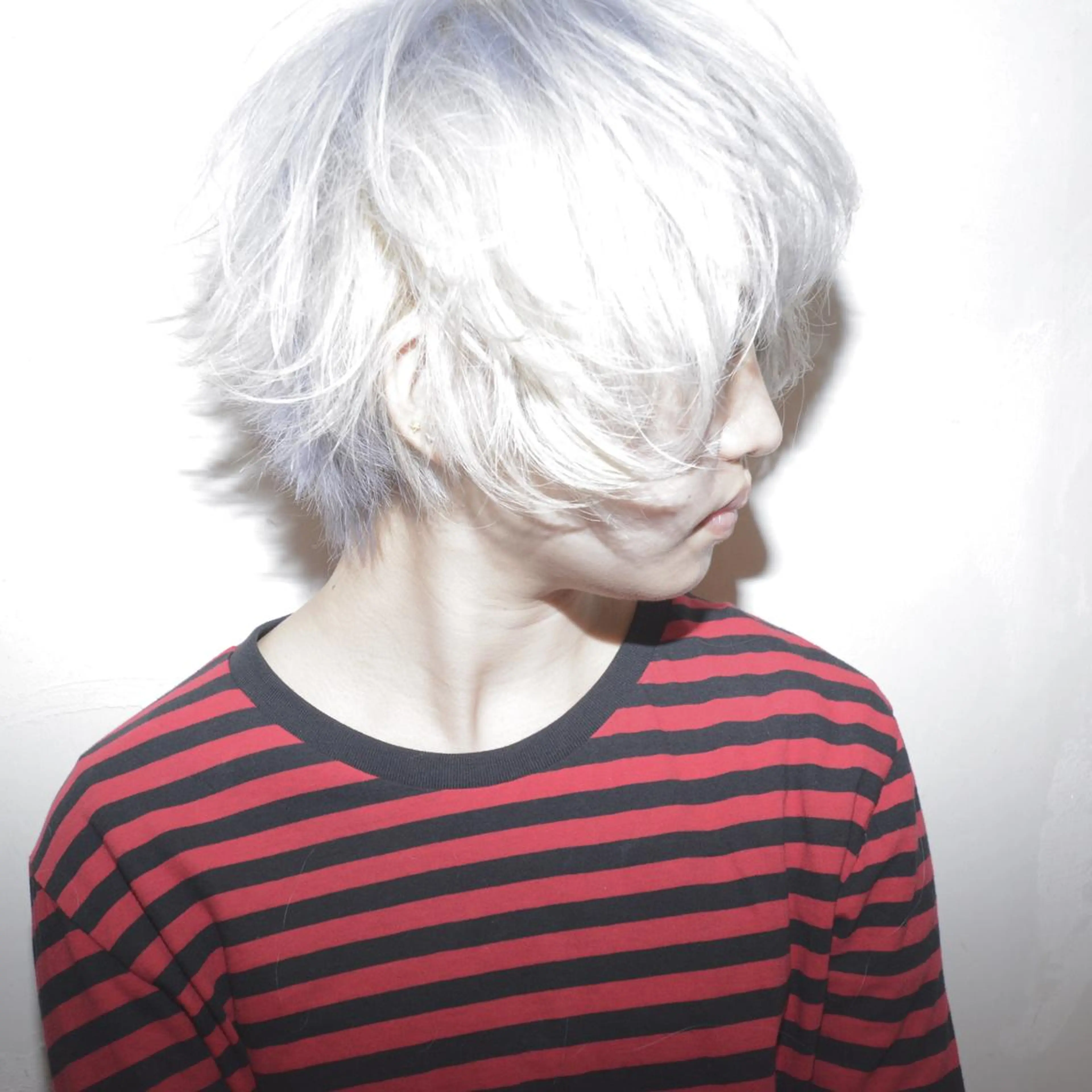 ショート カラー ブリーチ ハイトーンカラー ネイビーカラー シルバー ケアブリーチ特化🍀 ハイライトOK寛也のヘアスタイル