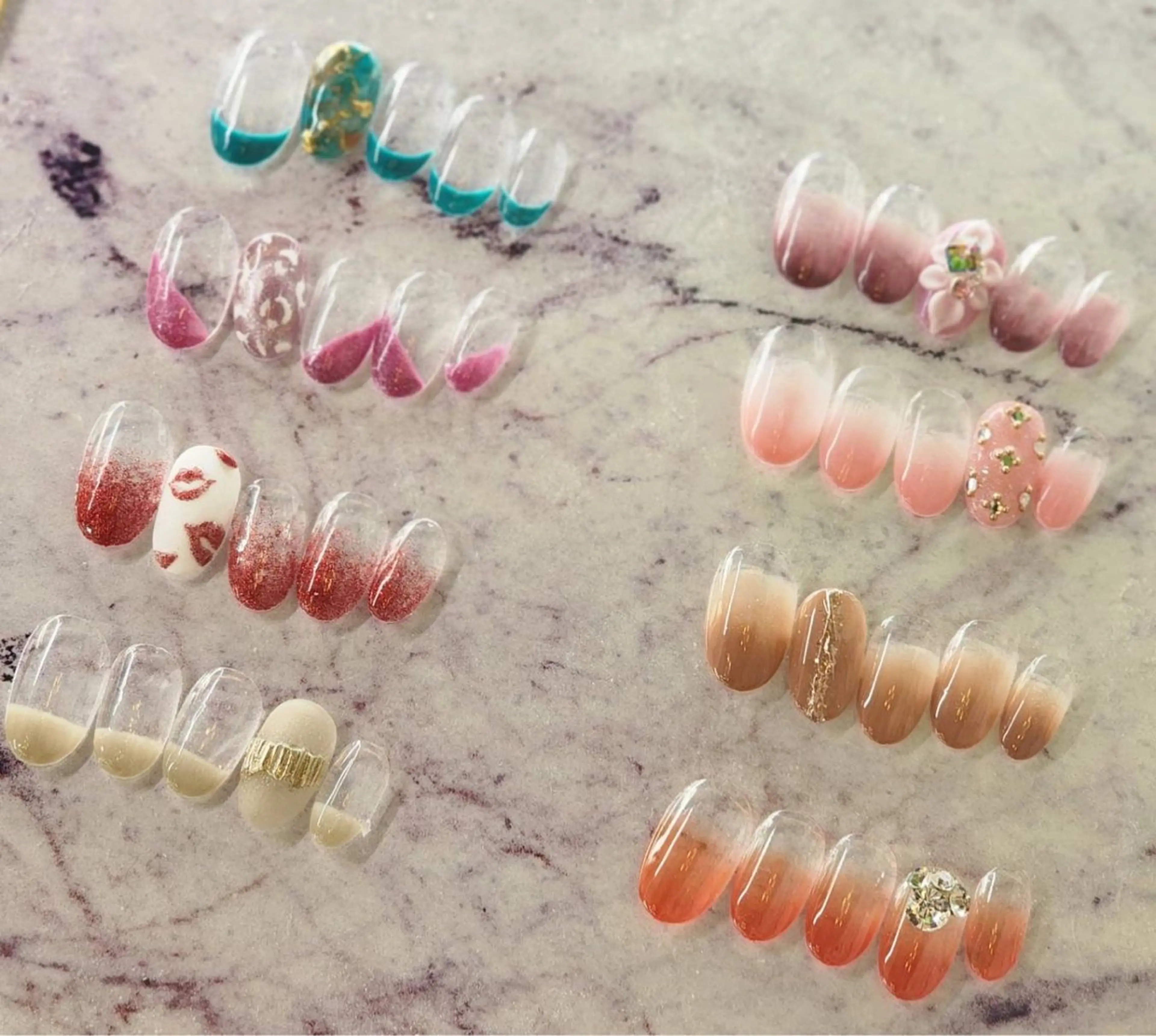 大人気✨アートが片手1本ずつ付いたお得なメニュー🉐カラーやラメは300種類から選べます◎斜めフレンチ、カラーグラデ対応の写真