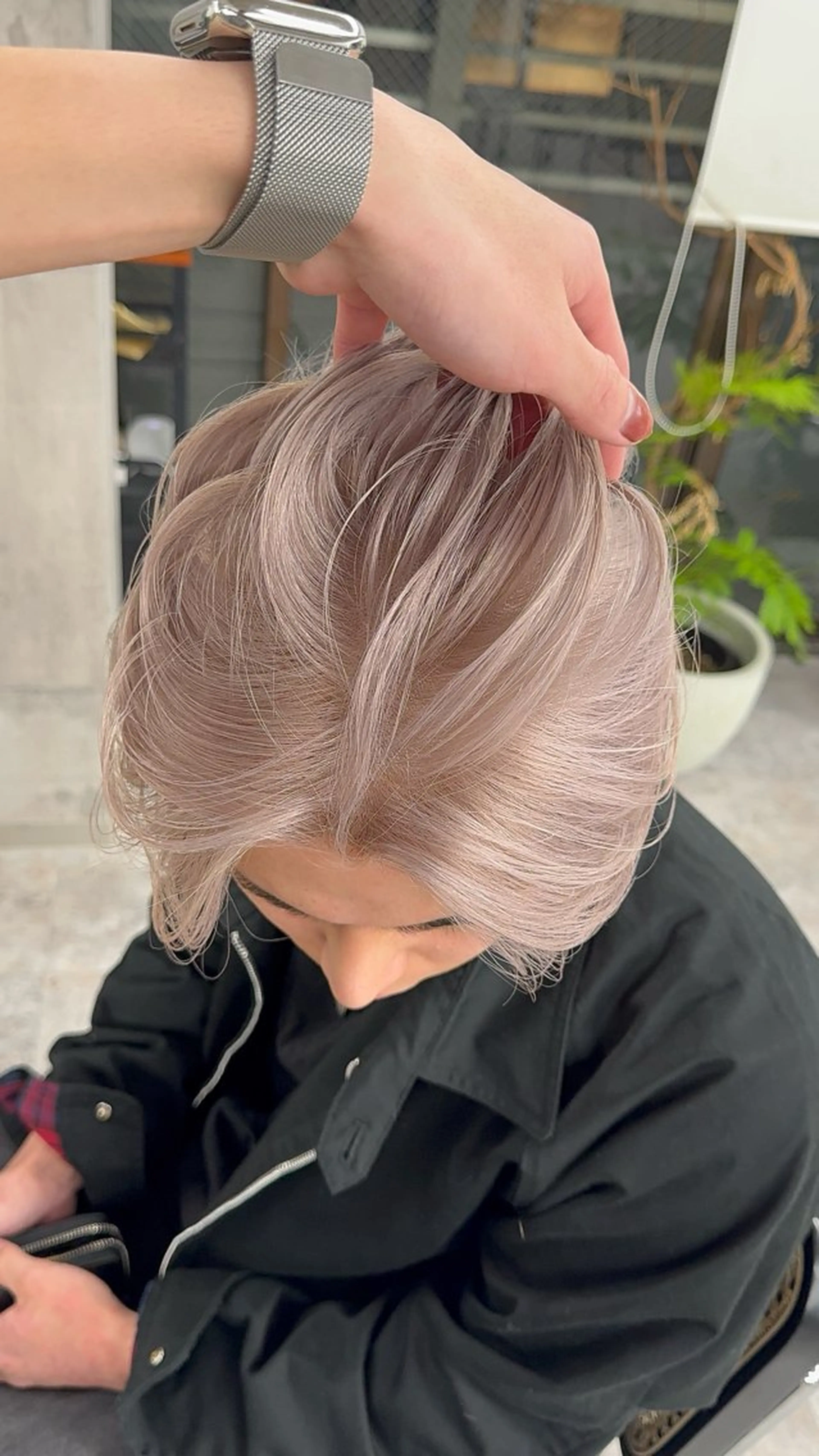 ショート ヘアカラー モニカ本店所属・矢吹 ケビン 栄ハイトーンのヘアスタイル