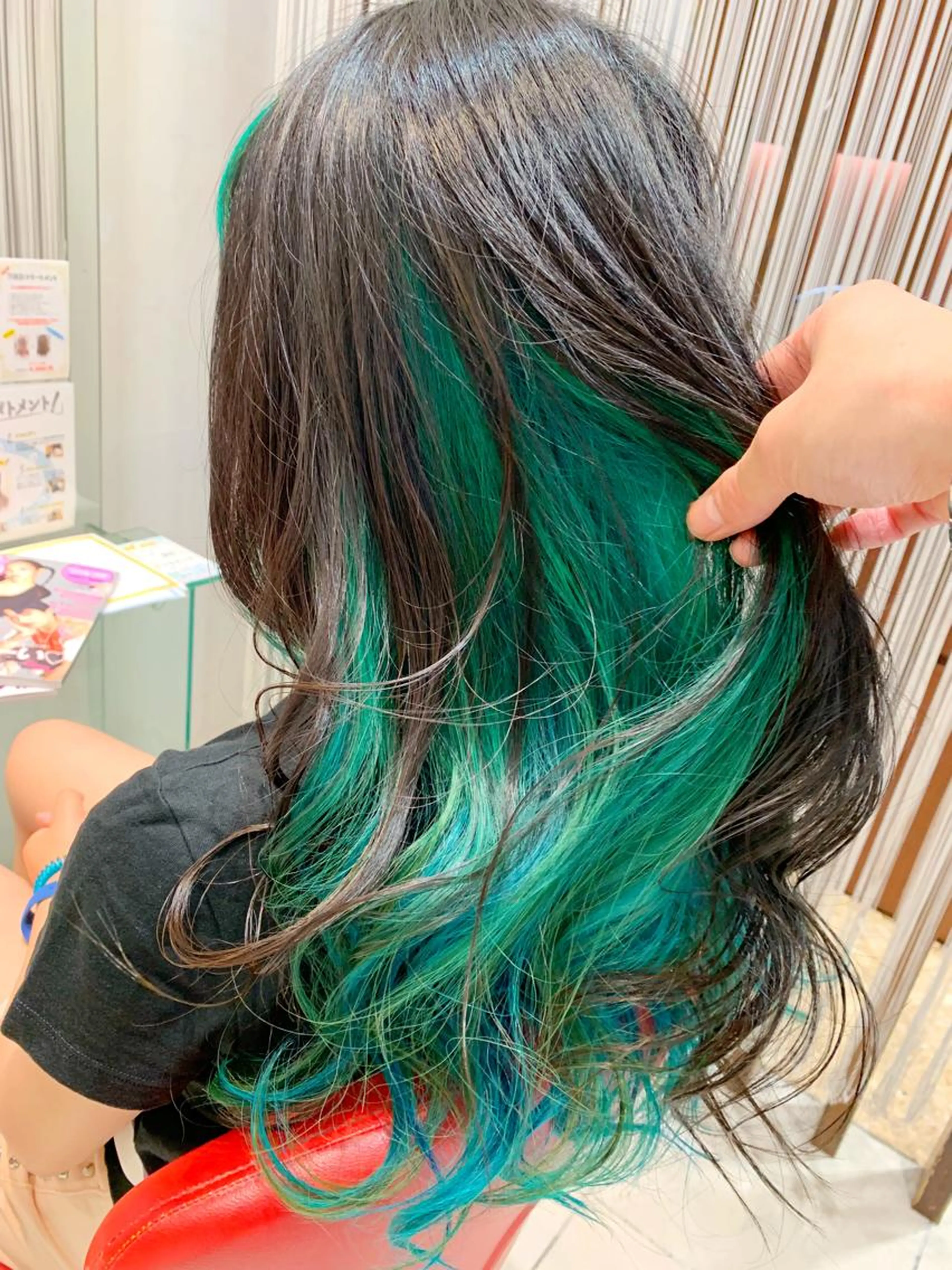 ☆地域最安値☆【😻1日1名様限定😻】インナーカラー💁‍♀️(ブリーチし、その上からオンカラーを致します)の写真