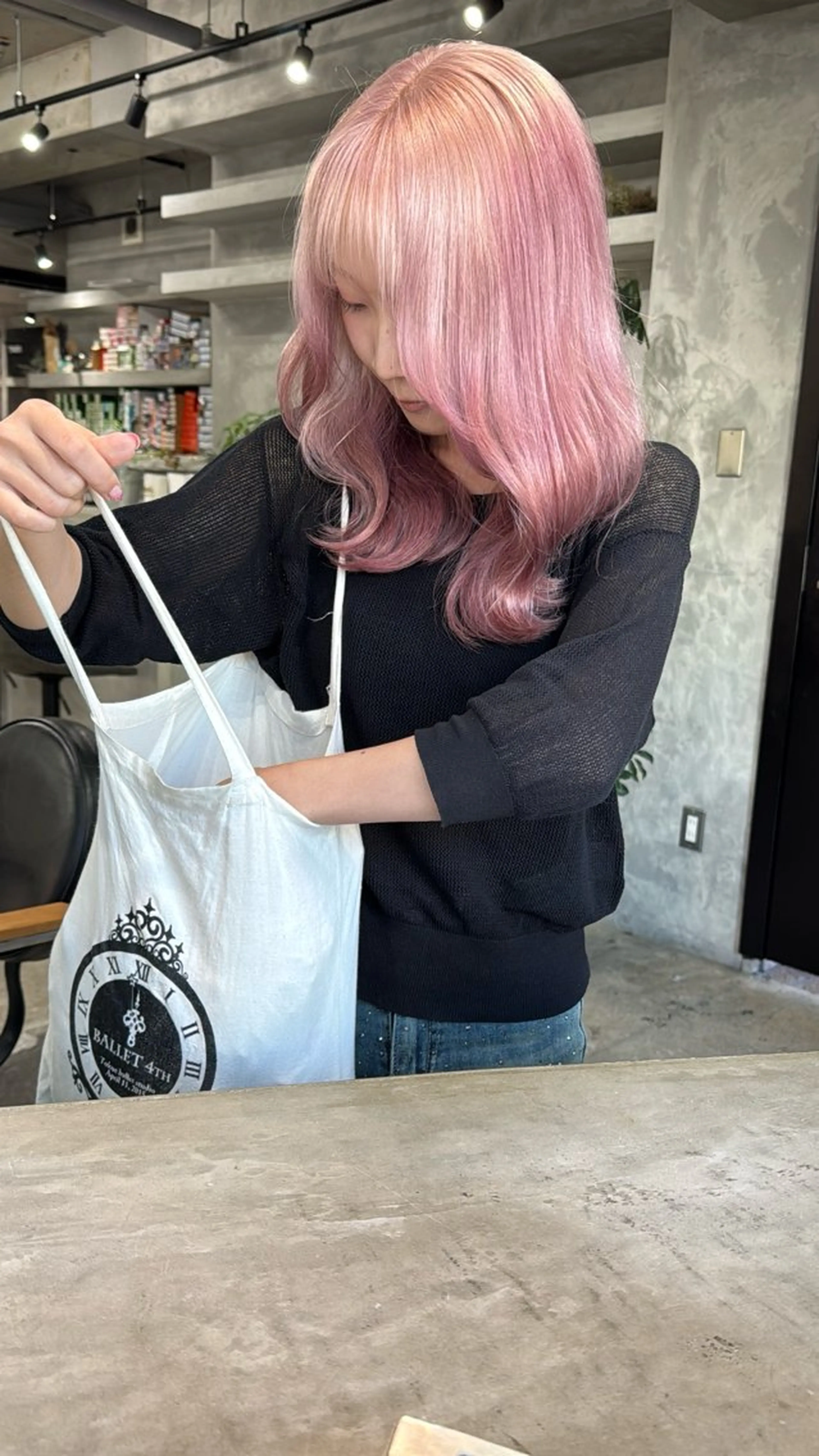 セミロング カラー ブロンド ピンクカラー 横浜ブリーチムラ直し ハイトーン/ブリーチのヘアスタイル