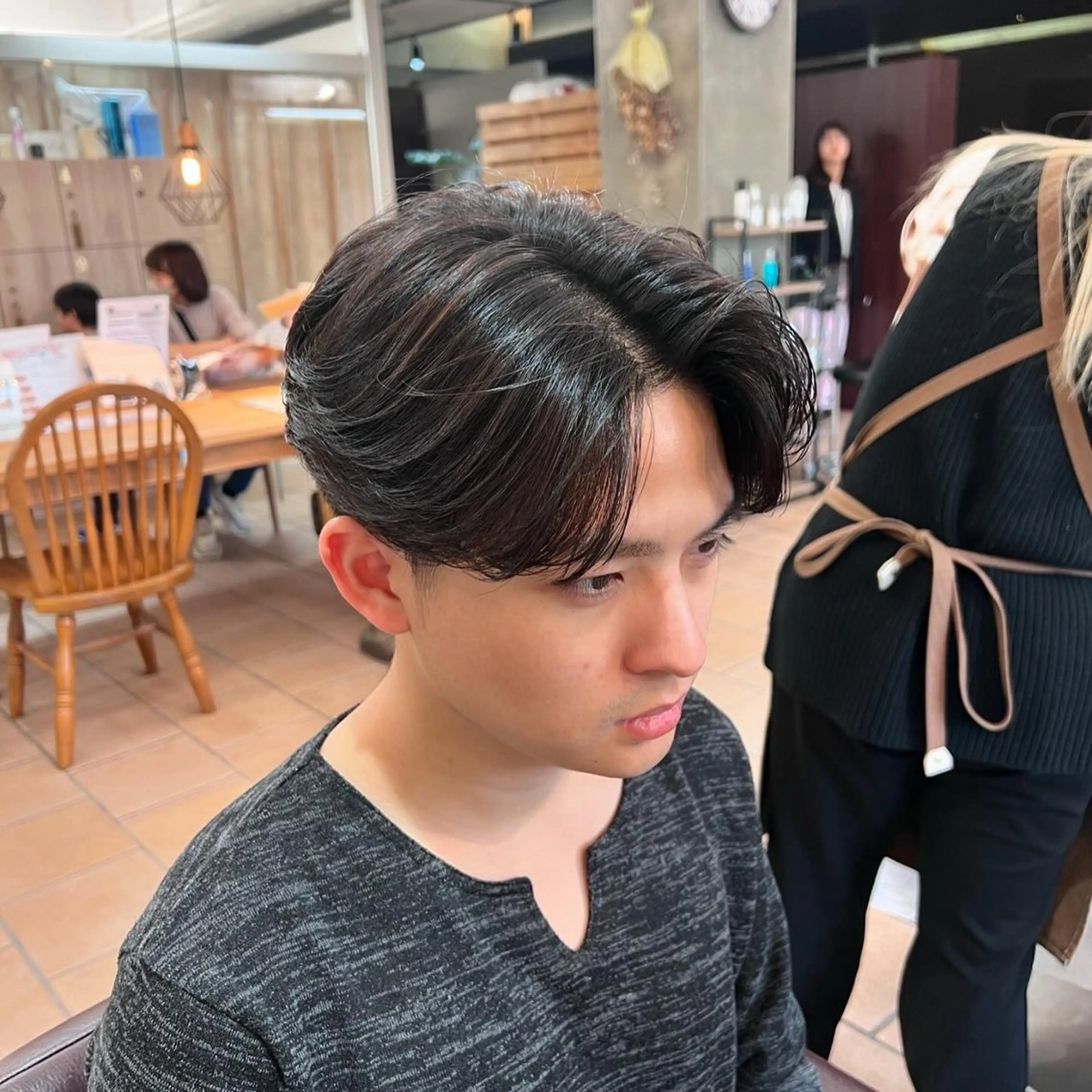 ミディアム パーマ メンズ ミディアムパーマ センターパート メンズ韓国風 メンズパーマ 韓国風ヘア カット パーマ メンズカットパーマ ✂️ JOYAのヘアスタイル