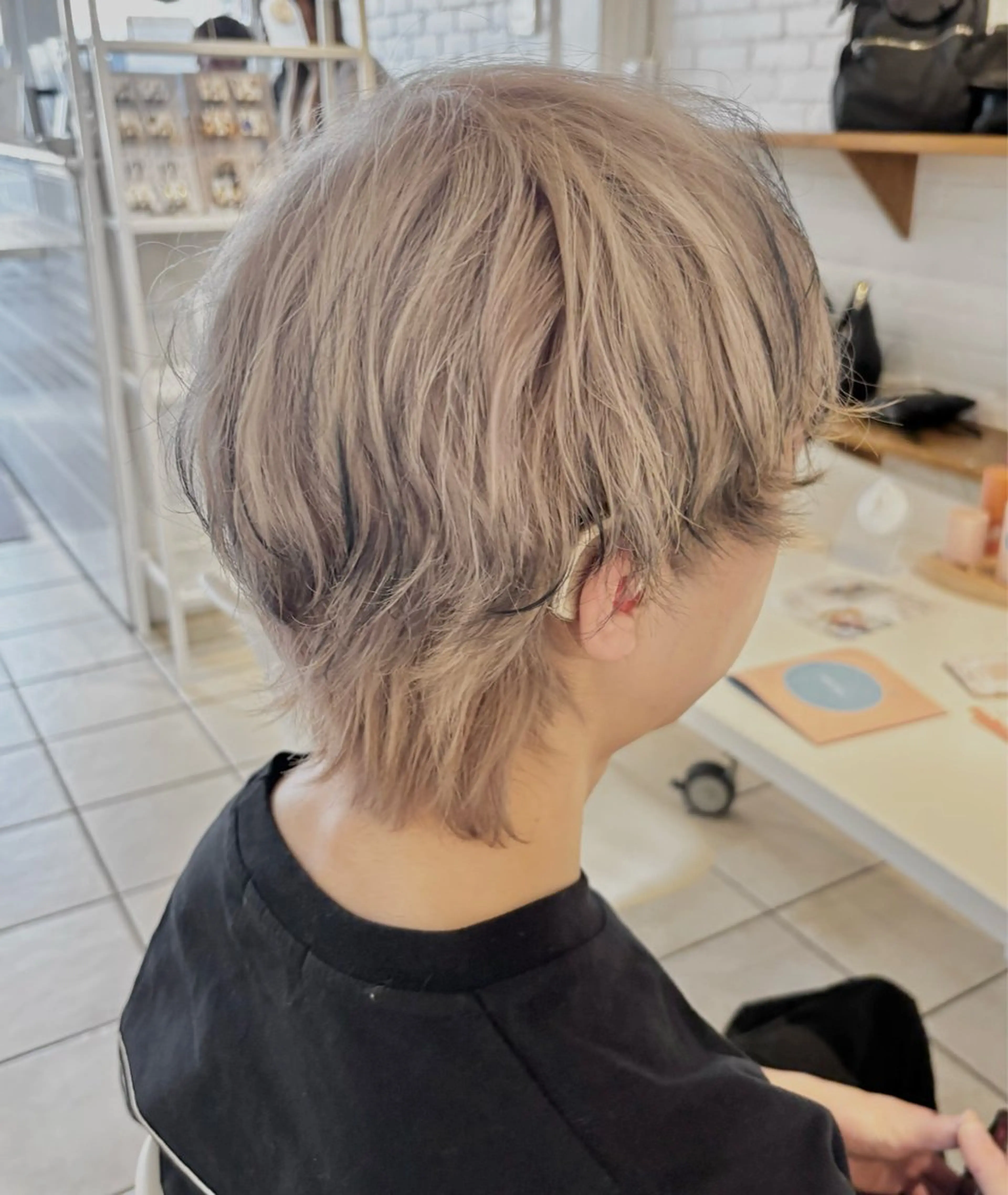 ショート カラー ベージュカラー デザインカラー ホワイトベージュ vancouncil春日井所属・山岡 春のヘアスタイル