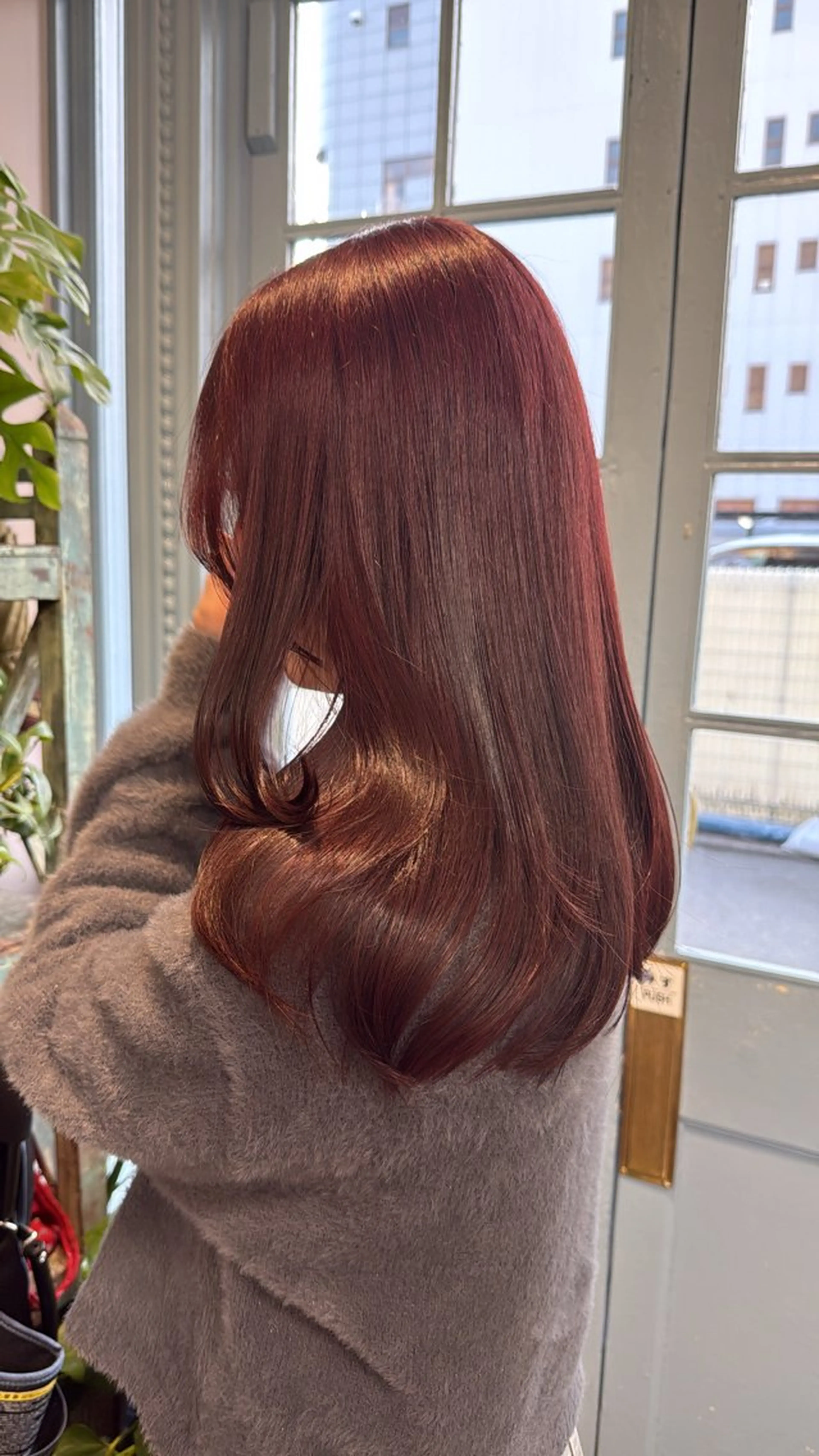 セミロング カラー カシス ピンクカラー カット ヘアカラー トリートメント Sakura .のヘアスタイル
