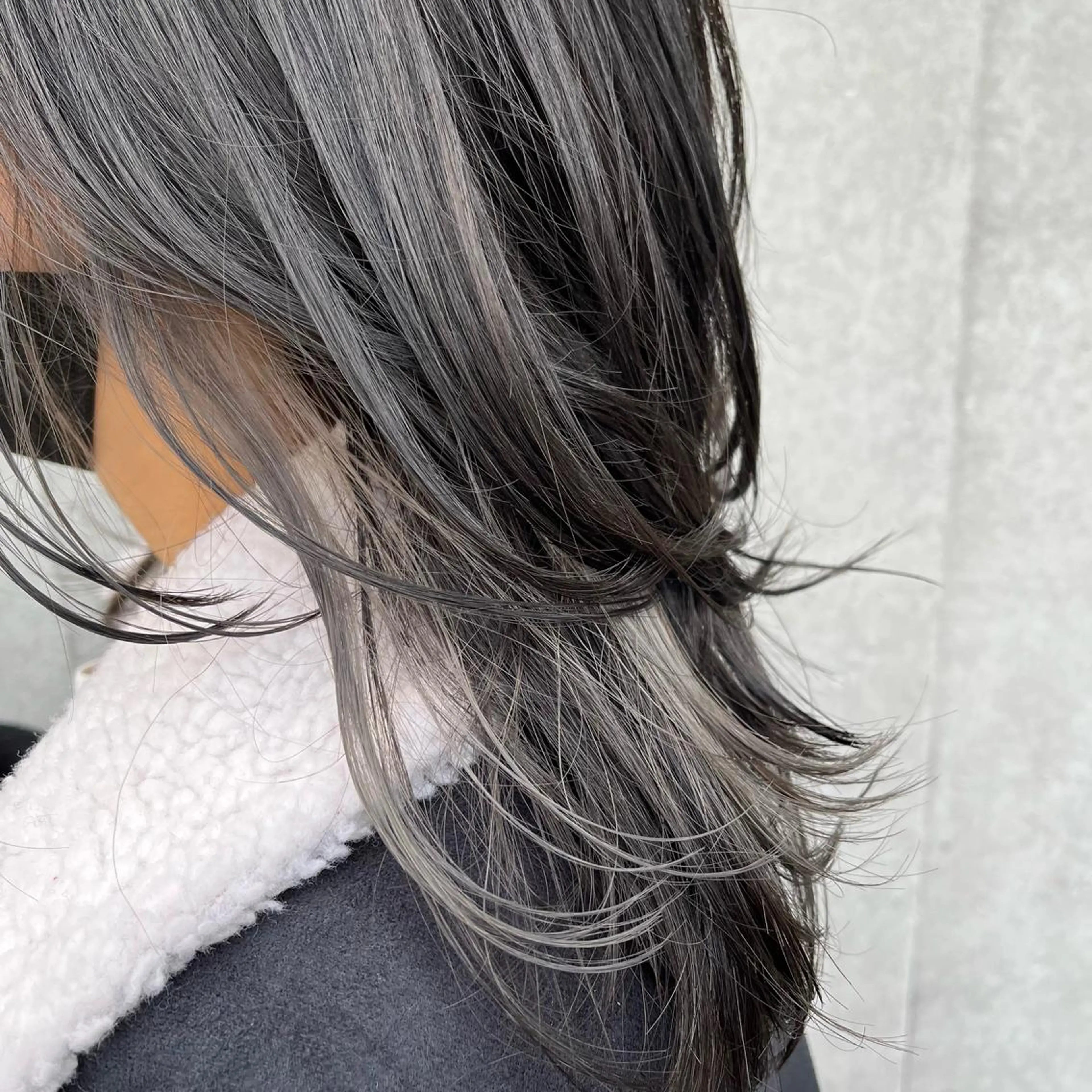 セミロング カラー ブリーチ インナーカラー シルバー レイヤーカット カラー特化美容師 なかもと たつひろのヘアスタイル