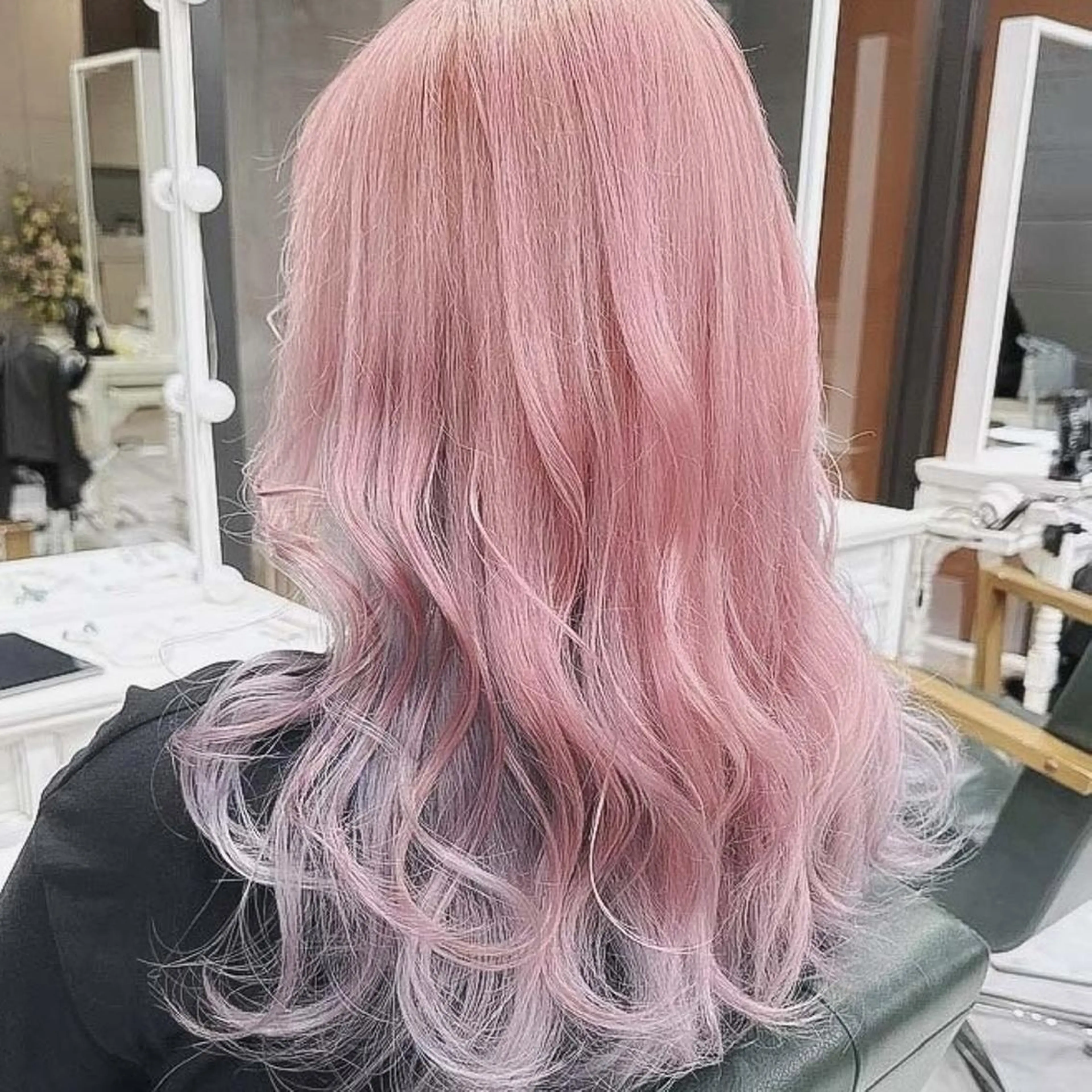 セミロング カラー ブリーチ デザインカラー ハイトーンカラー ピンクカラー ホワイトピンク ヘアカラー トリートメント Days 透明感カラーのヘアスタイル