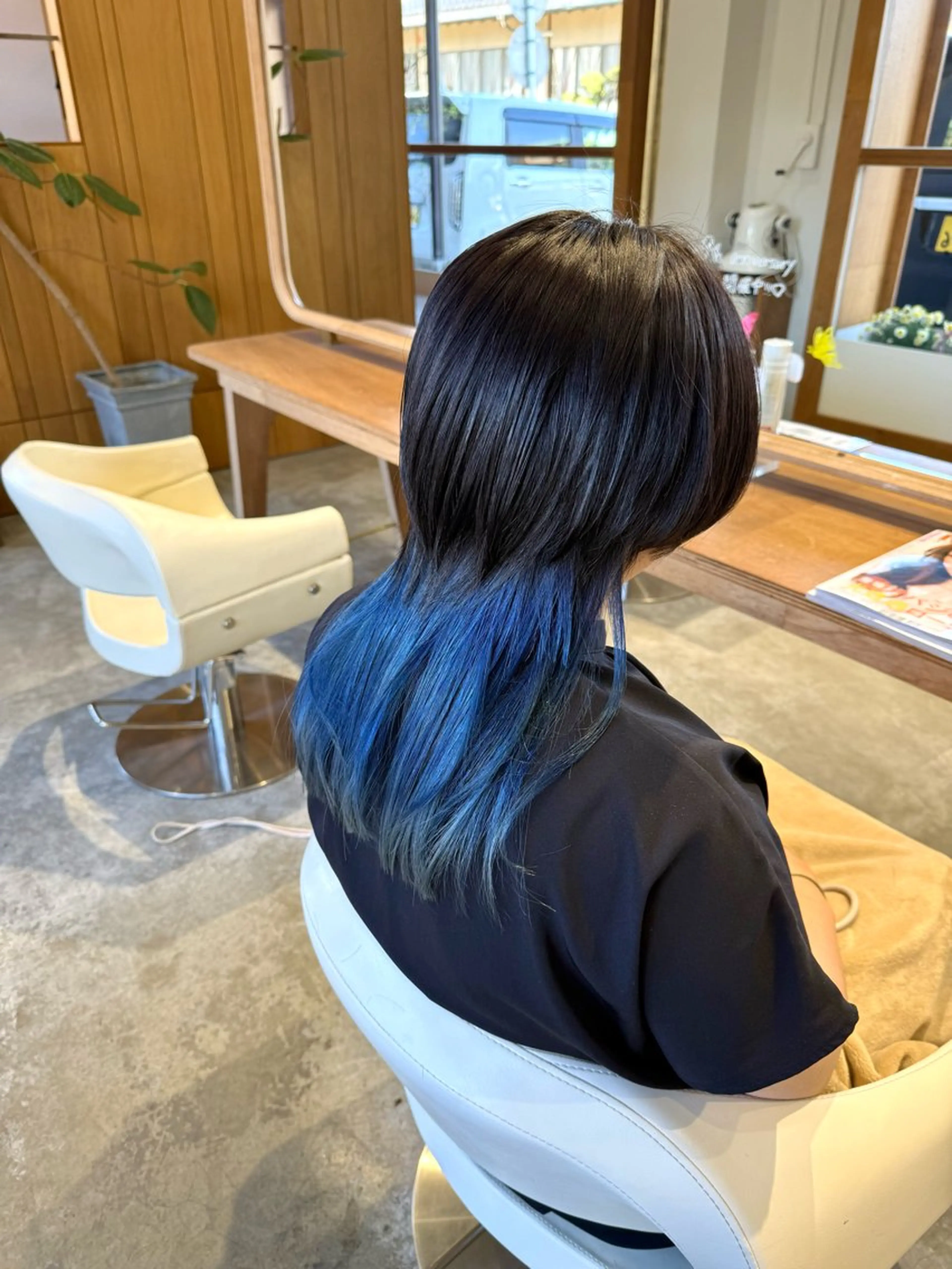 ミディアム カラー ブルーカラー グラデーションカラー ウルフカット カット ヘアカラー フラム所属・WATANABE MISAKIのヘアスタイル
