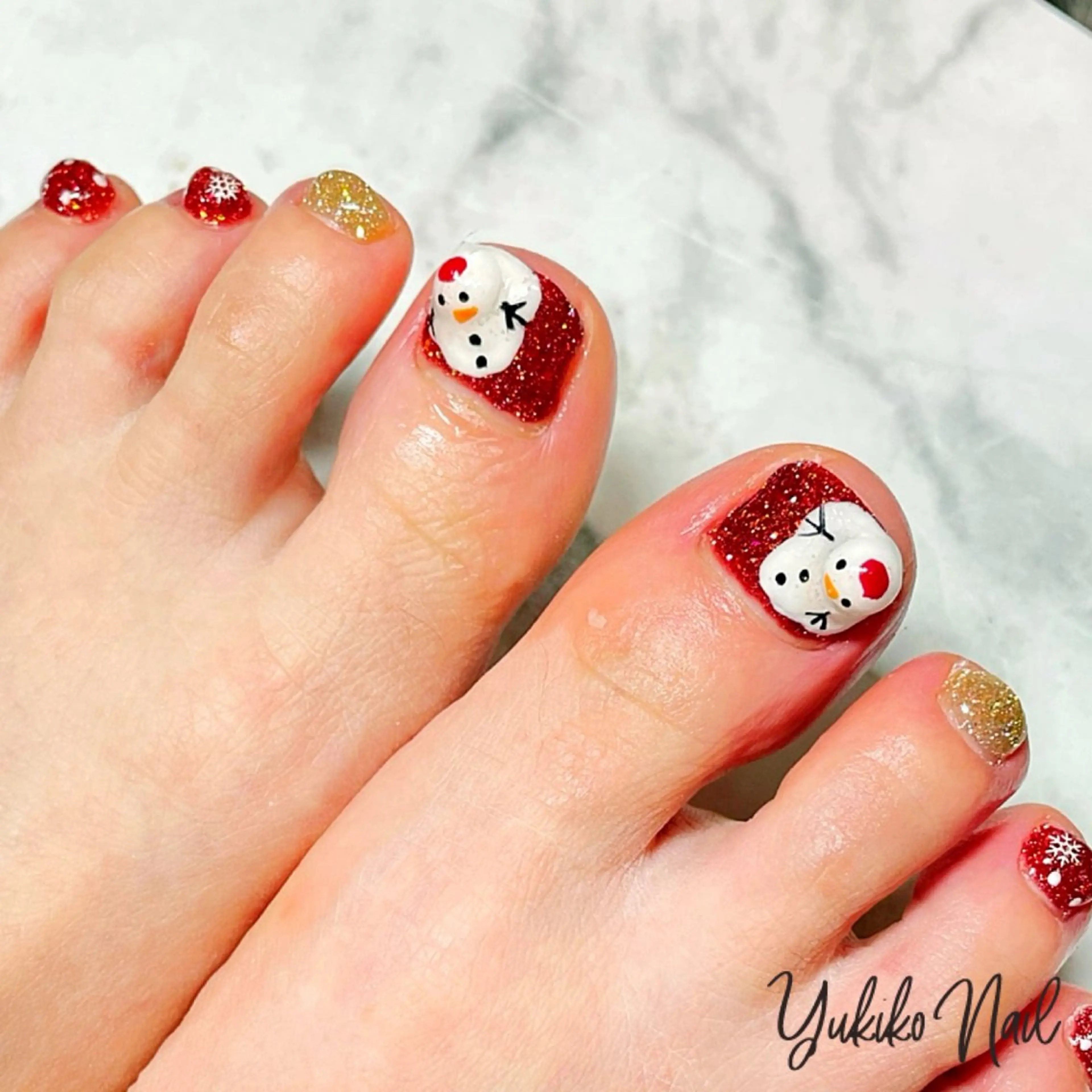 ネイル アートネイル フットネイル ゴールド キラキラネイル 赤色 フットネイル ユキコ ネイルのネイルデザイン