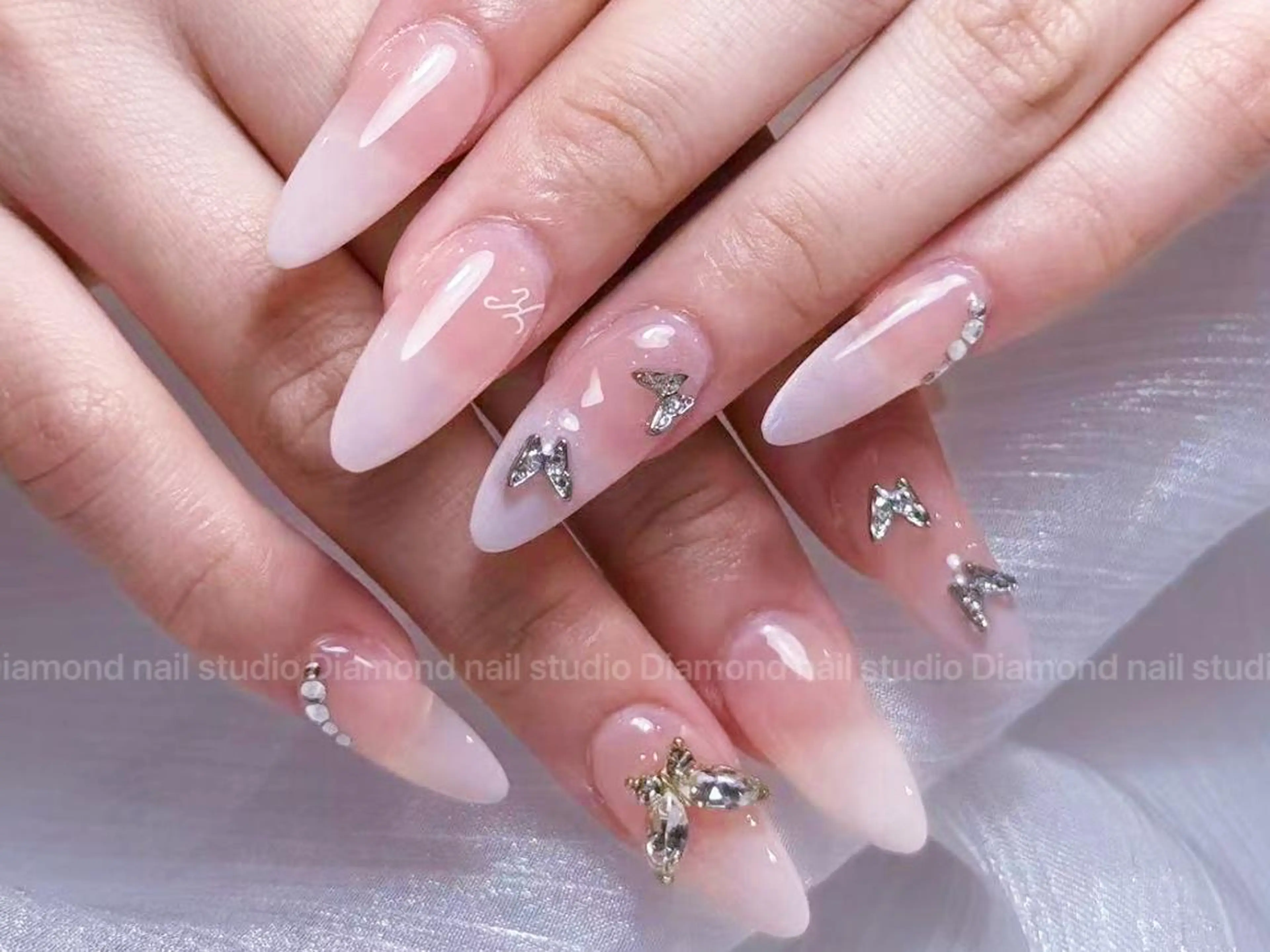 ネイル アートネイル オーロラネイル ガーリー キラキラネイル 韓国ネイル ハンドネイル ハンドケア Diamond ✨のネイルデザイン