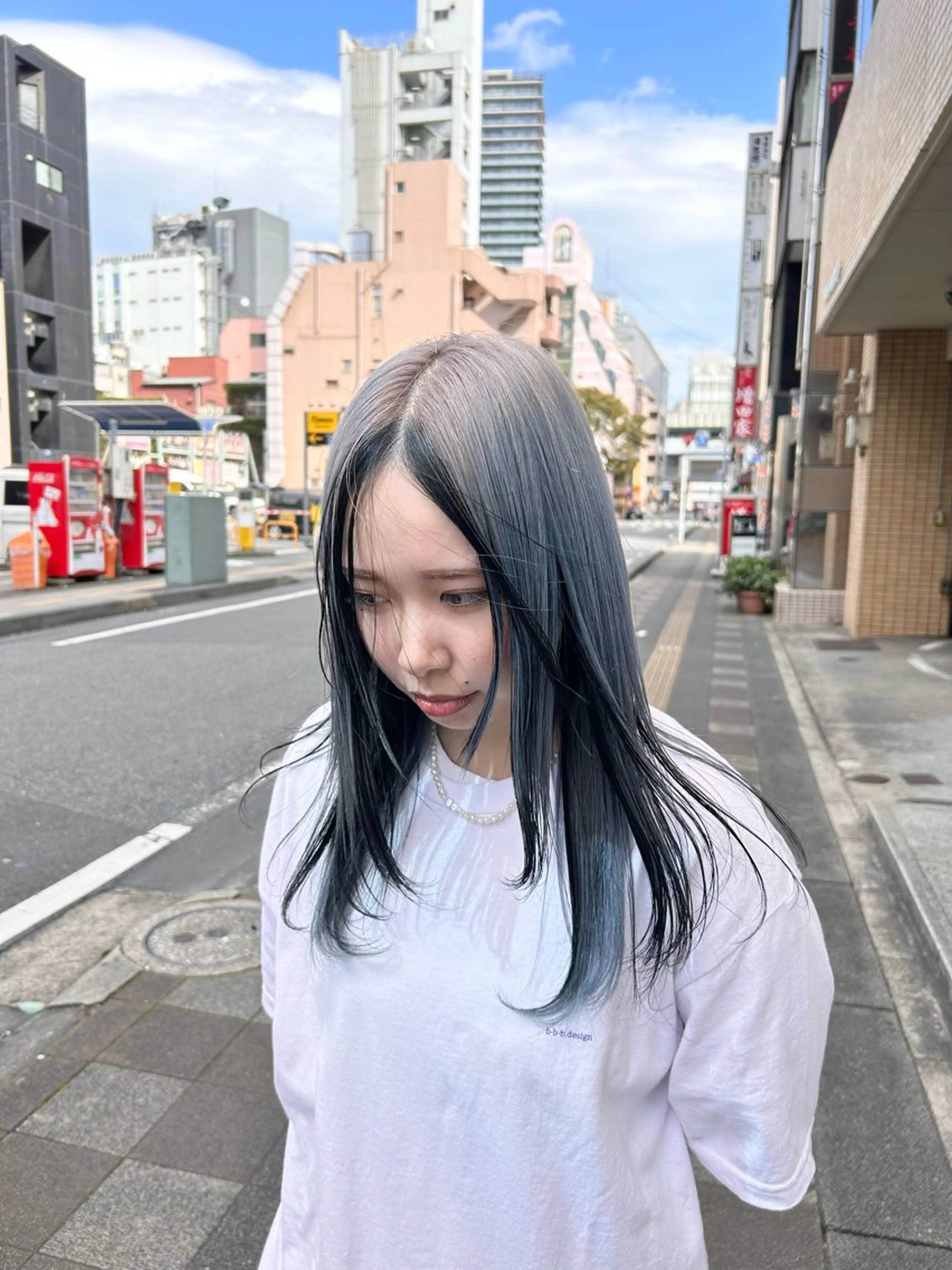 セミロング カラー 黒髪 ブルーカラー シルバー stylist 大須賀 裕矢のヘアスタイル