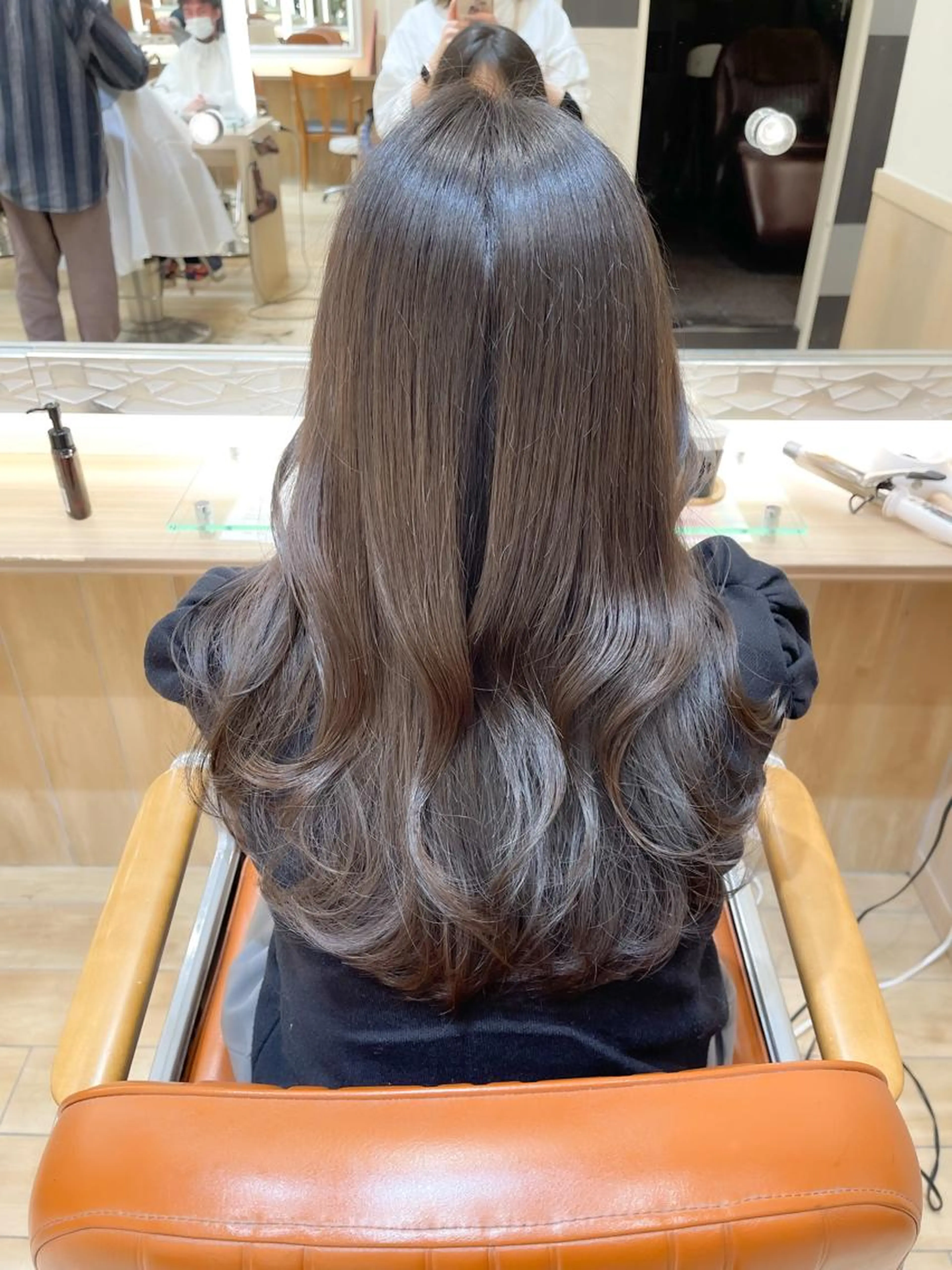 透明感抜群アッシュ・オリーブ🫒✨ブリーチなしダブルカラー＋保湿トリートメント付き♡コテ巻き仕上げ♡の写真