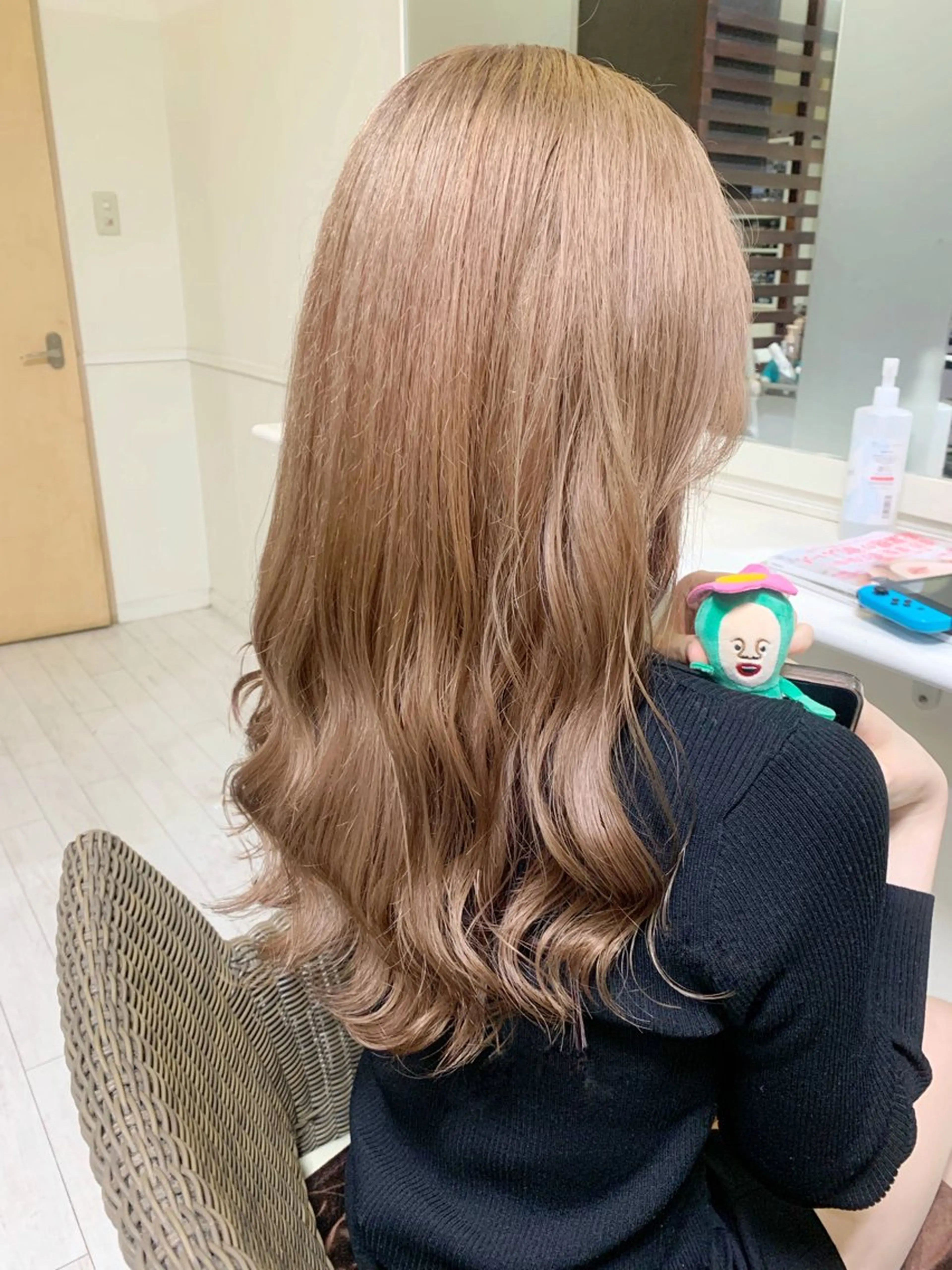 ロング カラー ベージュカラー ブリーチ デザインカラー ダブルカラー グレージュ カット ヘアカラー トリートメント マルナ本店 ペコのヘアスタイル