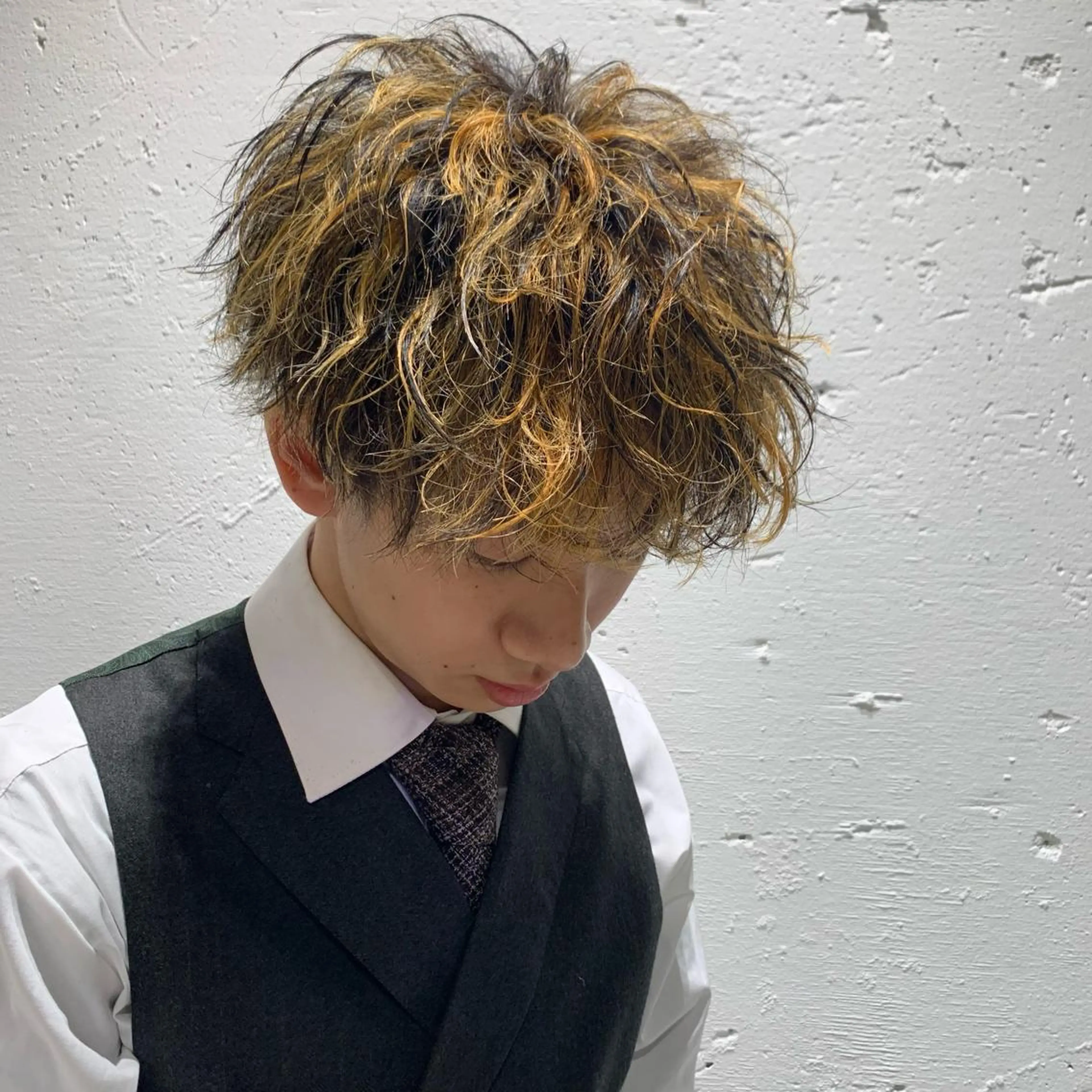 ショート カラー パーマ ヘアアレンジ メンズ メンズハイライト マッシュ メンズパーマ ハイライトカラー ハイライト メンズパーマの達人 🌟川内絵人のヘアスタイル