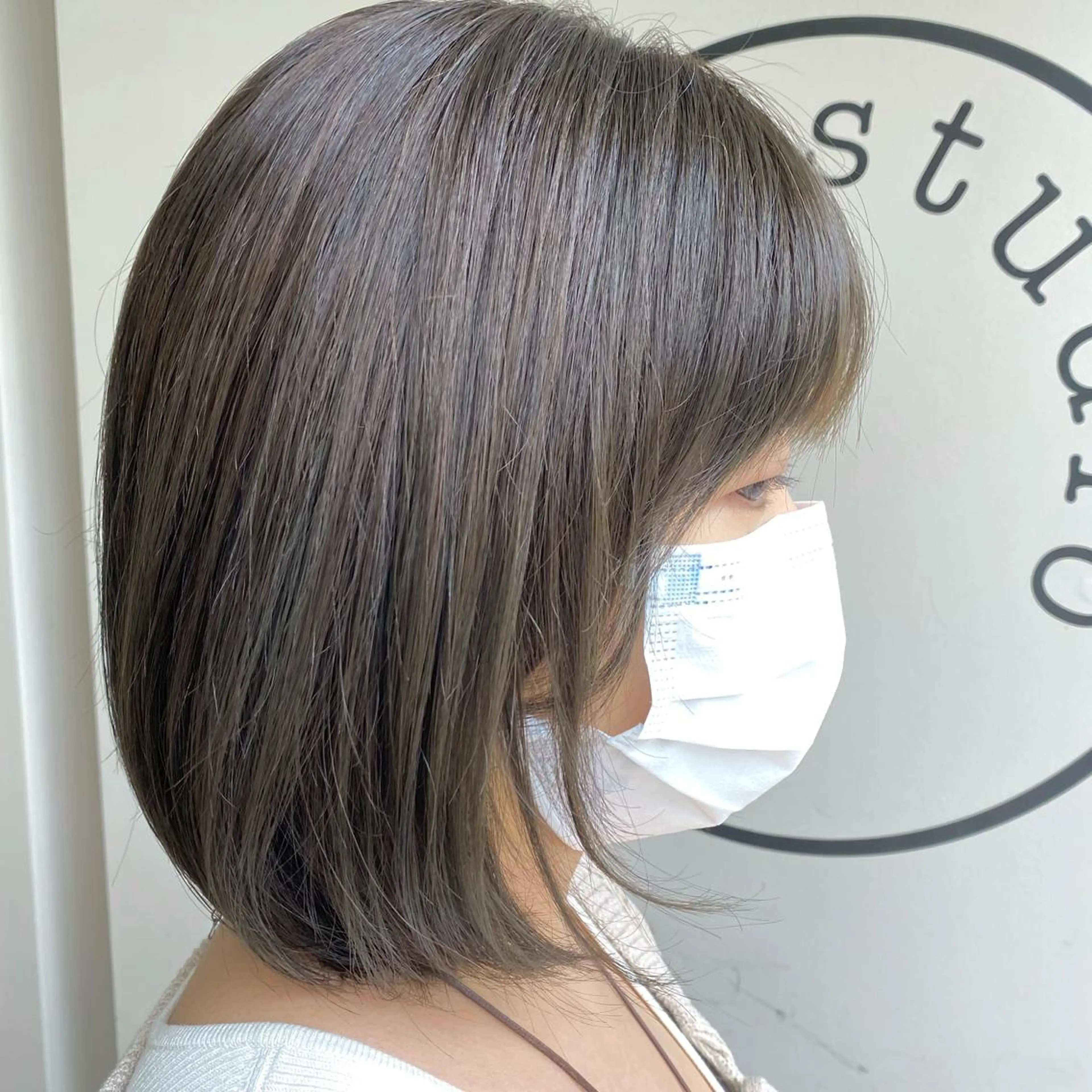 ミディアム カラー グレージュ オリーブグレージュ オリーブグレー 川越 輝梨奈のヘアスタイル